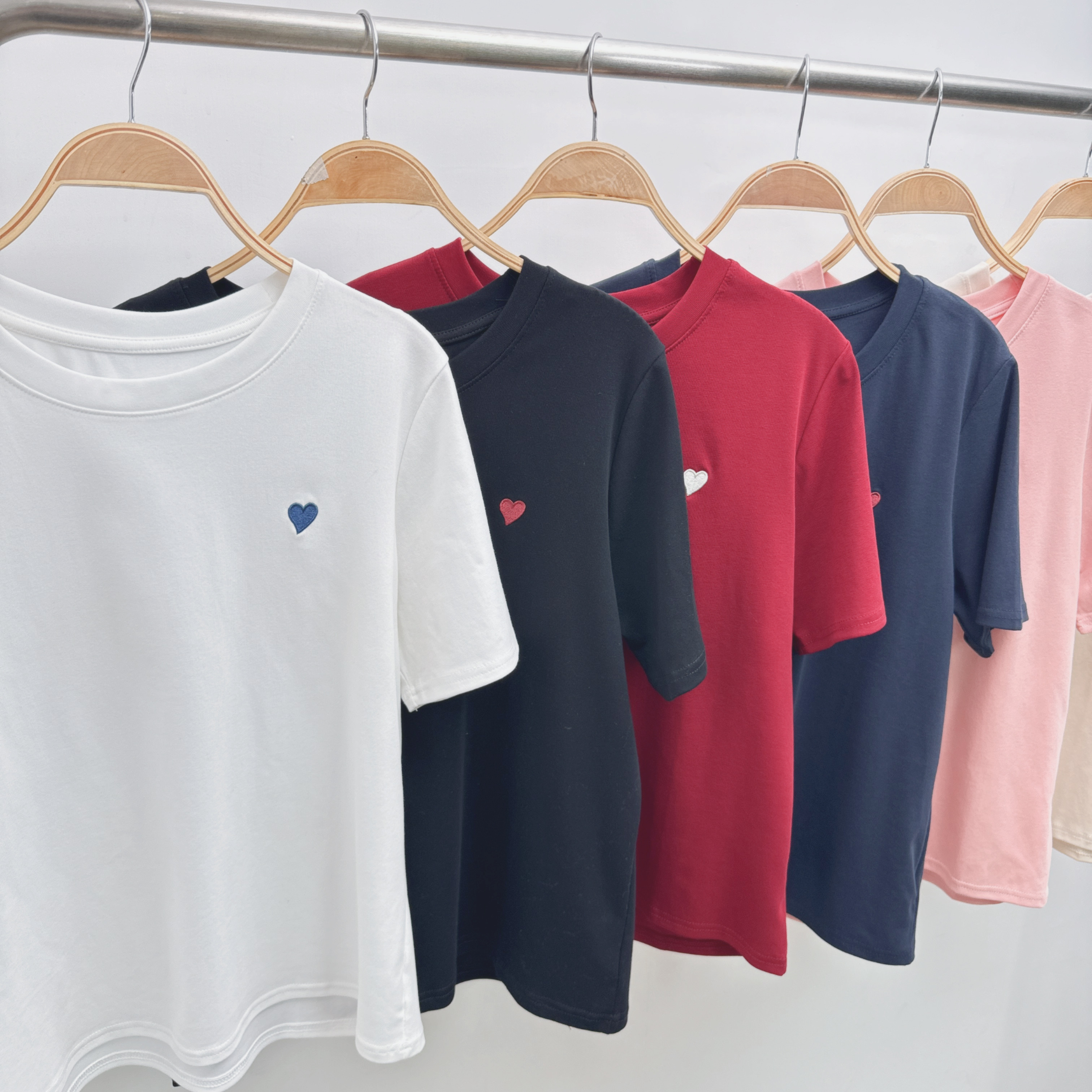 拼色刺繡心心彈棉TEE (H25-H30)