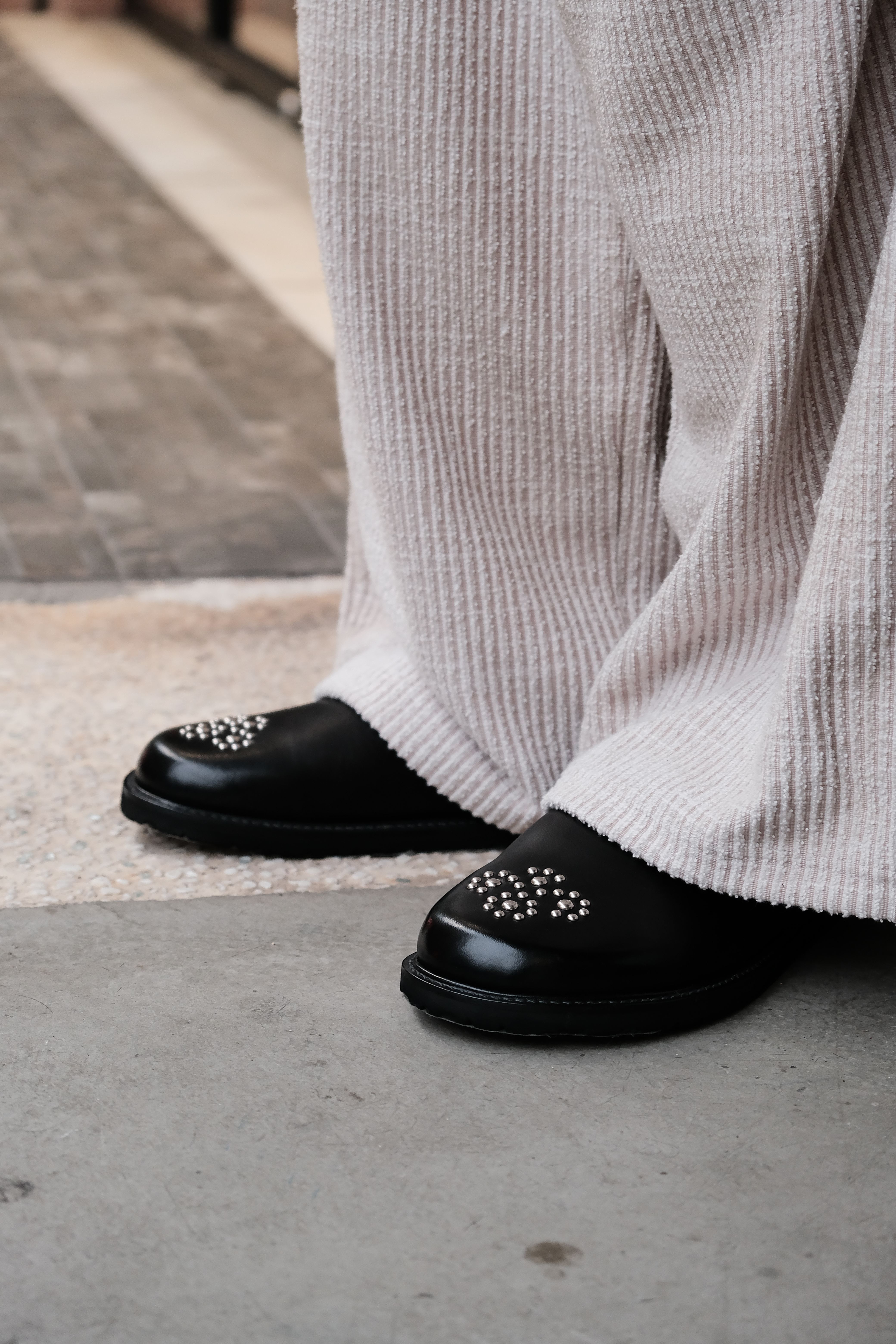 ANCELLM - CUT STRIPE EASY SLACKS / BLACK