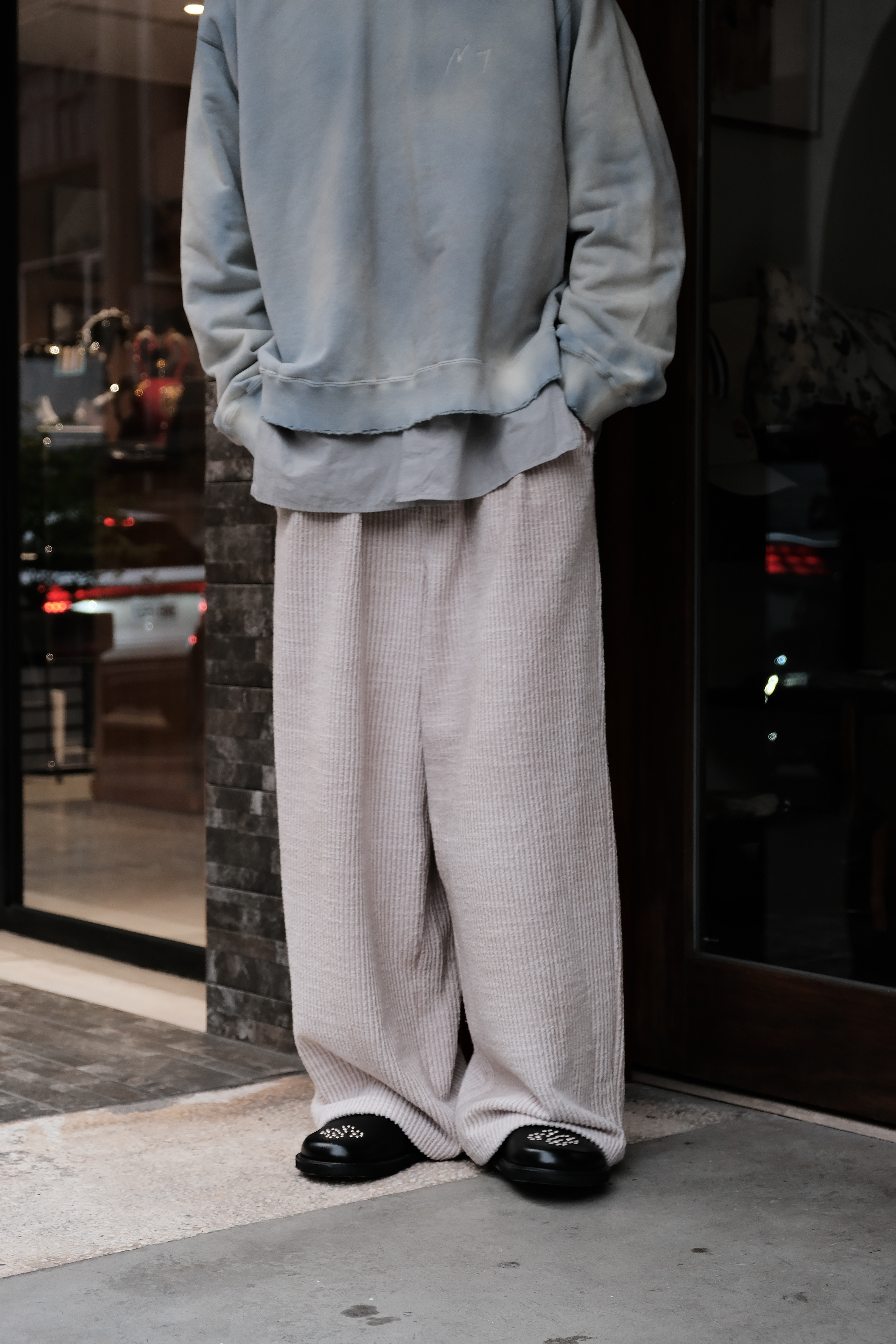 ANCELLM - CUT STRIPE EASY SLACKS / BLACK