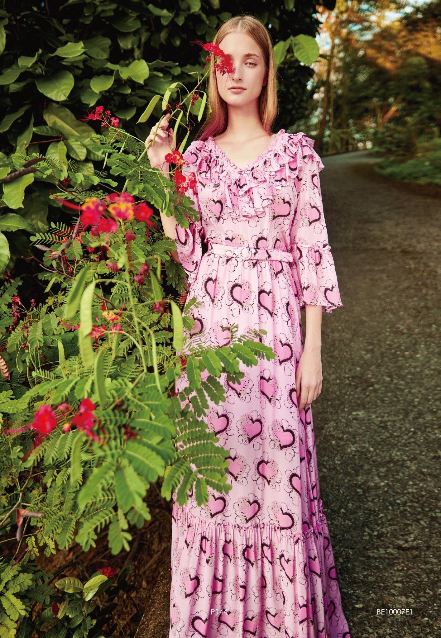 BE10007E1 愛心V領荷葉泡袖蛋糕長洋