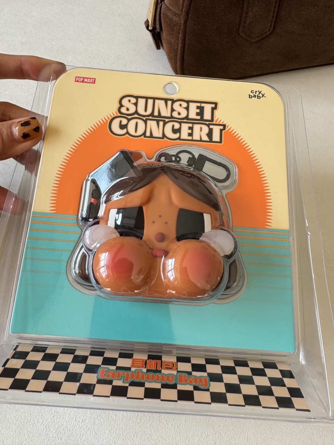 泡泡瑪特CRYBABY 落日歌會畢業帽 耳機零錢包