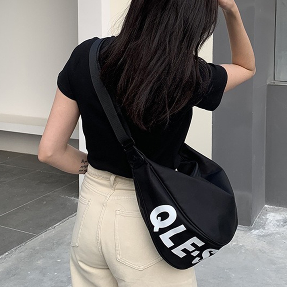 半月包 水餃包 包包 單肩包 斜背包 寬肩帶 大容量包包 女生包包 側背包 簡約字母 牛津布 包包女 新月包 1005