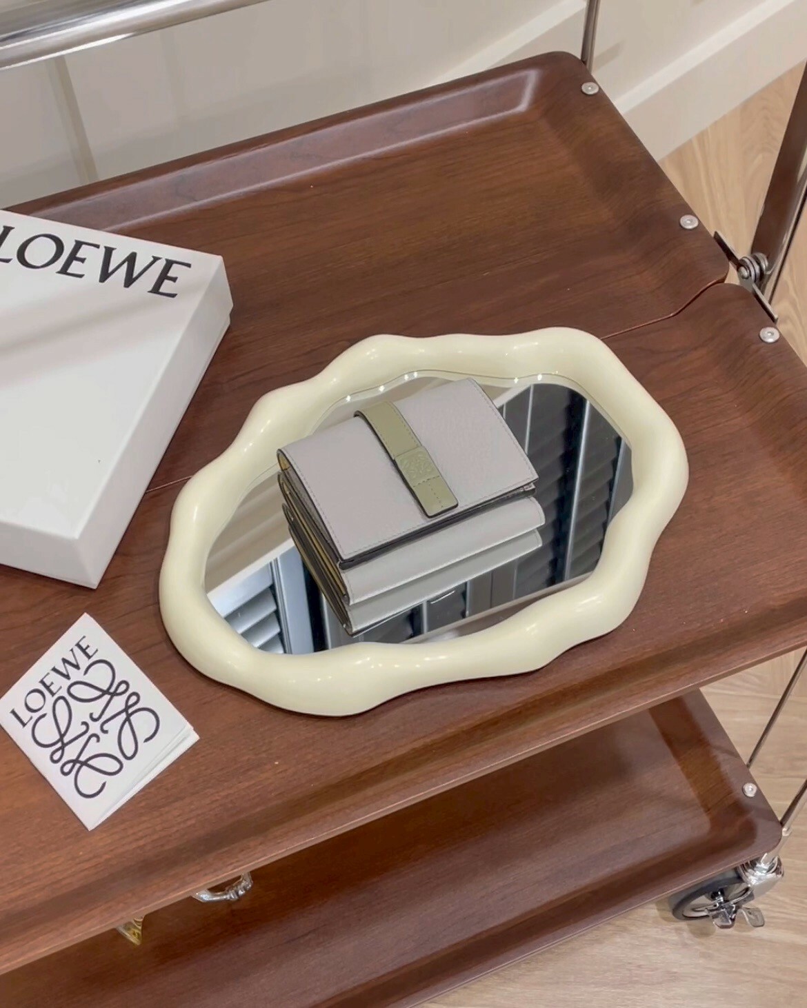 LOEWE｜卵石小牛皮三折短夾 灰綠色