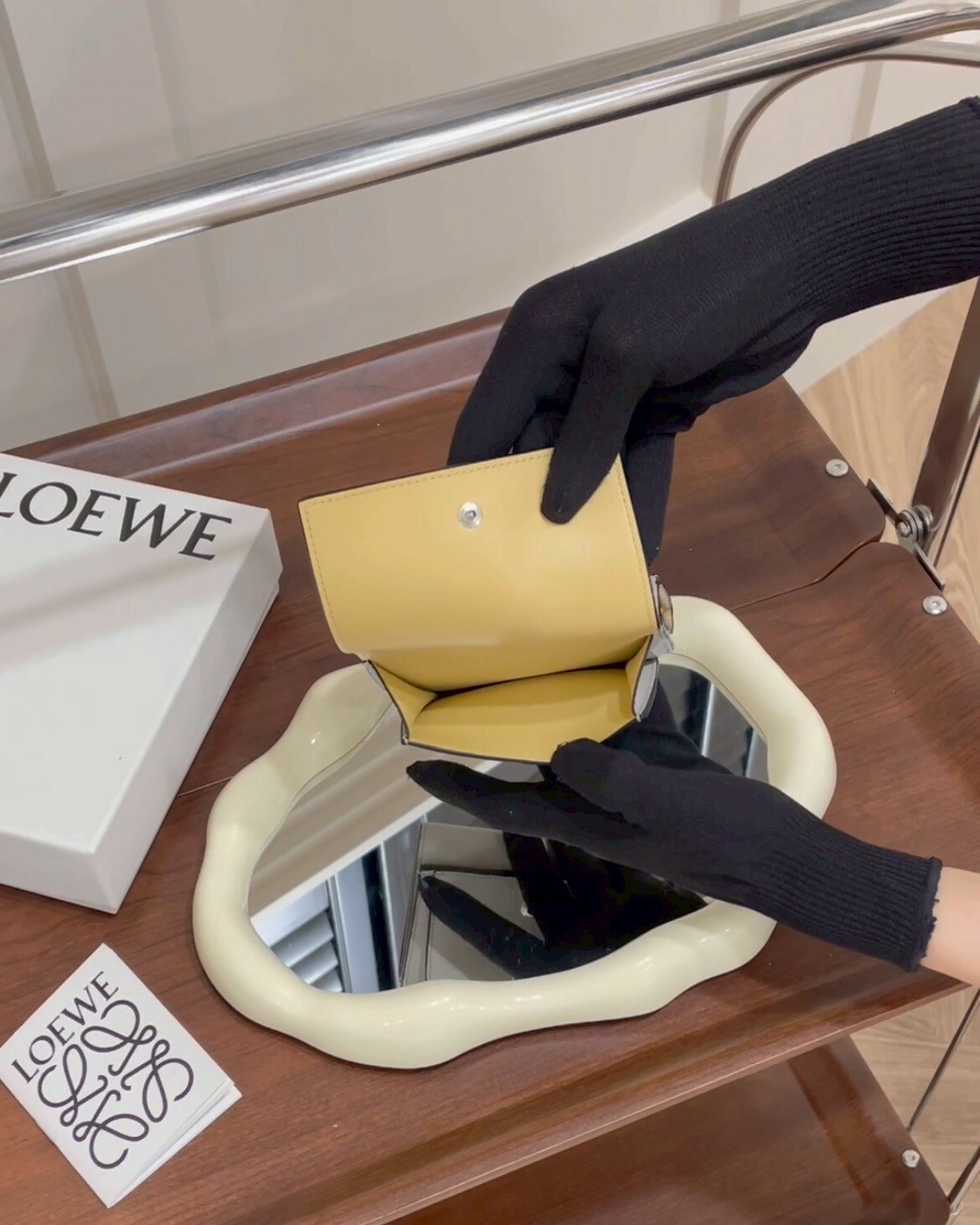 LOEWE｜卵石小牛皮三折短夾 灰綠色