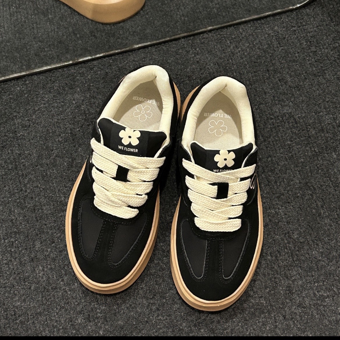 『預購』品牌正規經銷<Aespa 同款!!> WE FLOWER 小花鞋  黑色 時尚百搭 板鞋 德訓鞋 小花鞋 蝴蝶結 男女同款 WF002-1