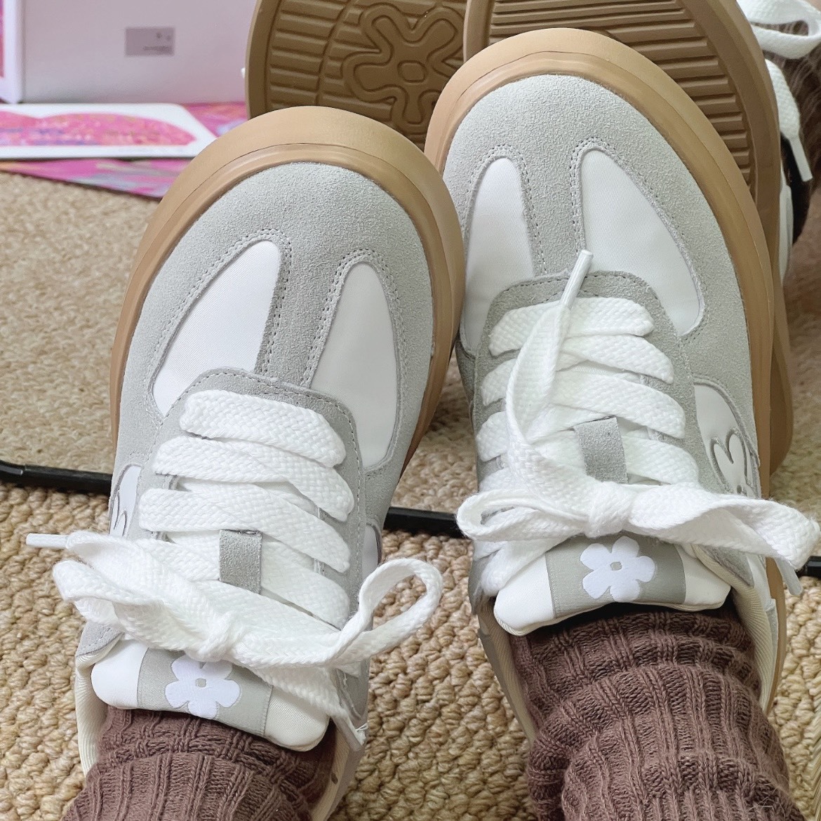 『預購』品牌正規經銷<Aespa 同款!!> WE FLOWER 小花鞋  灰色 時尚百搭 板鞋 德訓鞋 小花鞋 蝴蝶結 男女同款 WF002-1