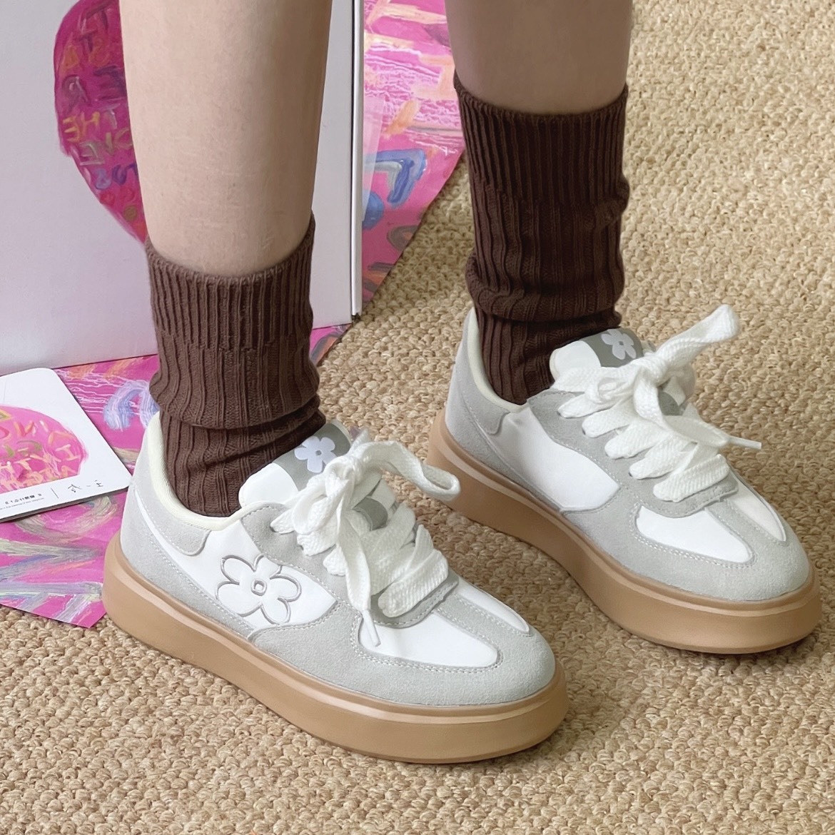 『預購』品牌正規經銷<Aespa 同款!!> WE FLOWER 小花鞋  灰色 時尚百搭 板鞋 德訓鞋 小花鞋 蝴蝶結 男女同款 WF002-1