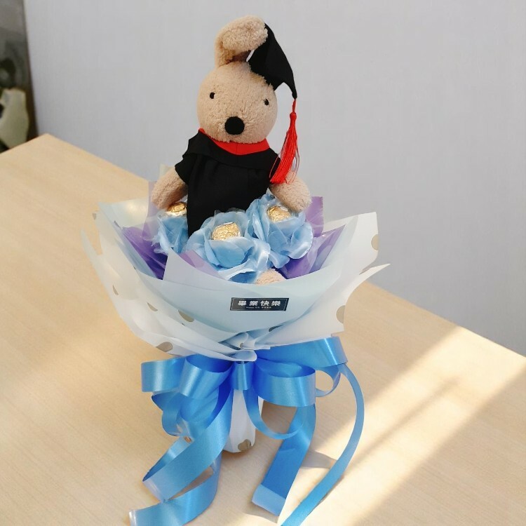 藍色畢業砂糖兔法國兔6朵金莎花束