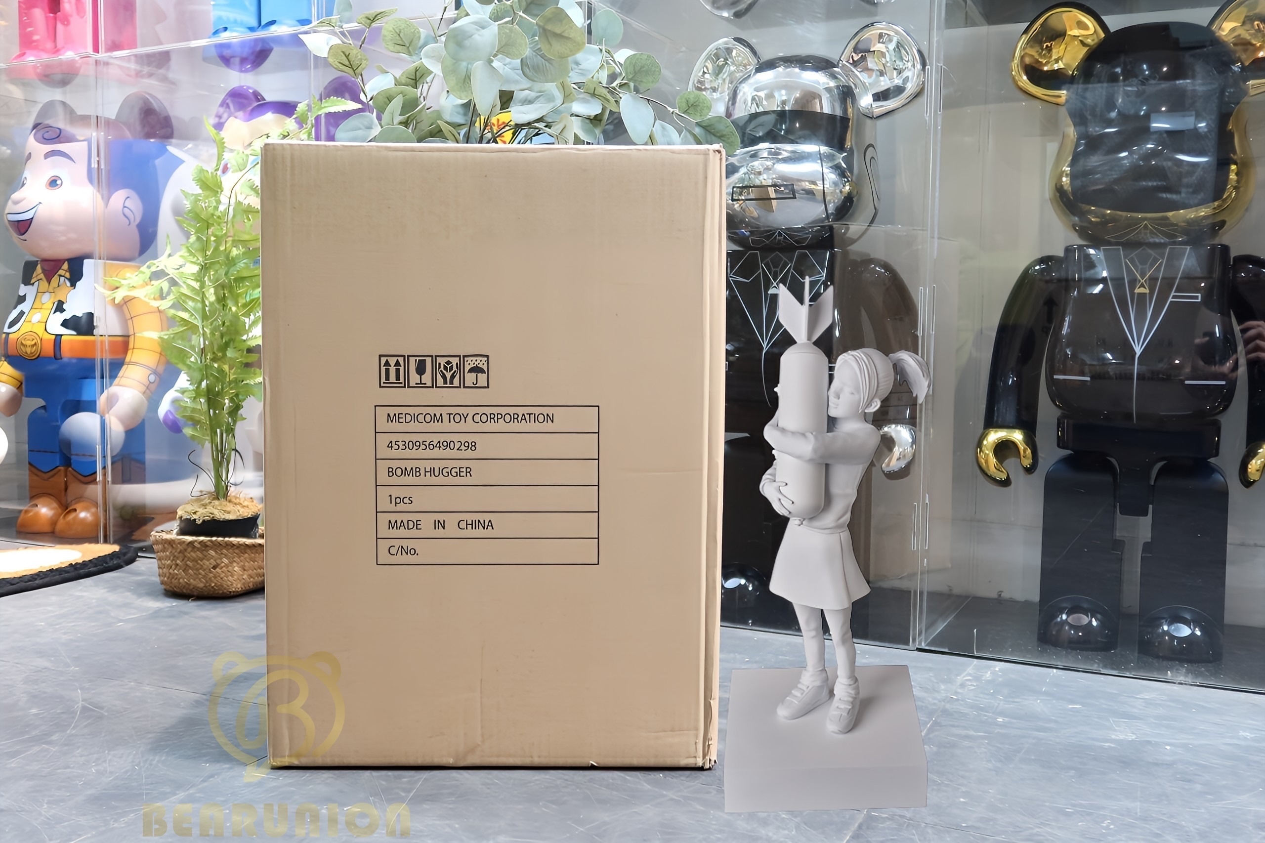 🥇現貨🥇BOMB HUGGER BANKSY 32CM