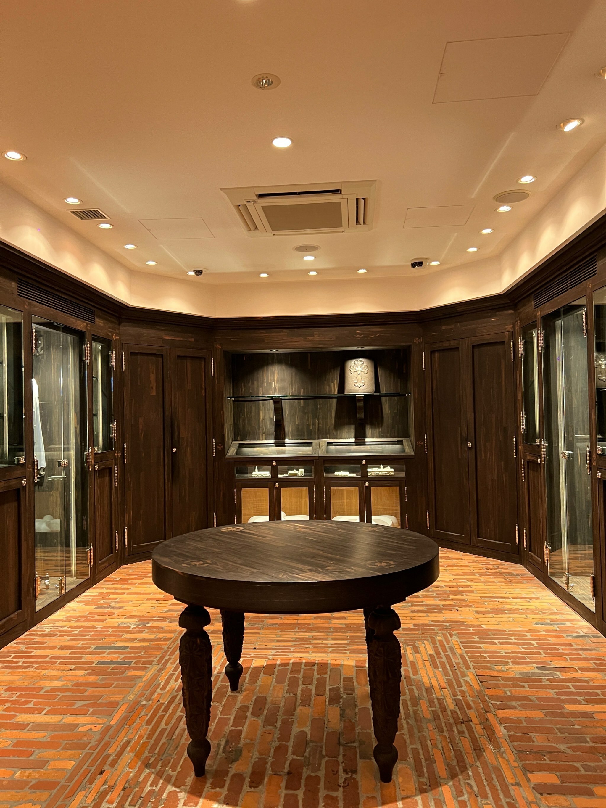VIP展示室內部空間，以紅磚地板與深木色櫥櫃襯托銀飾工藝。