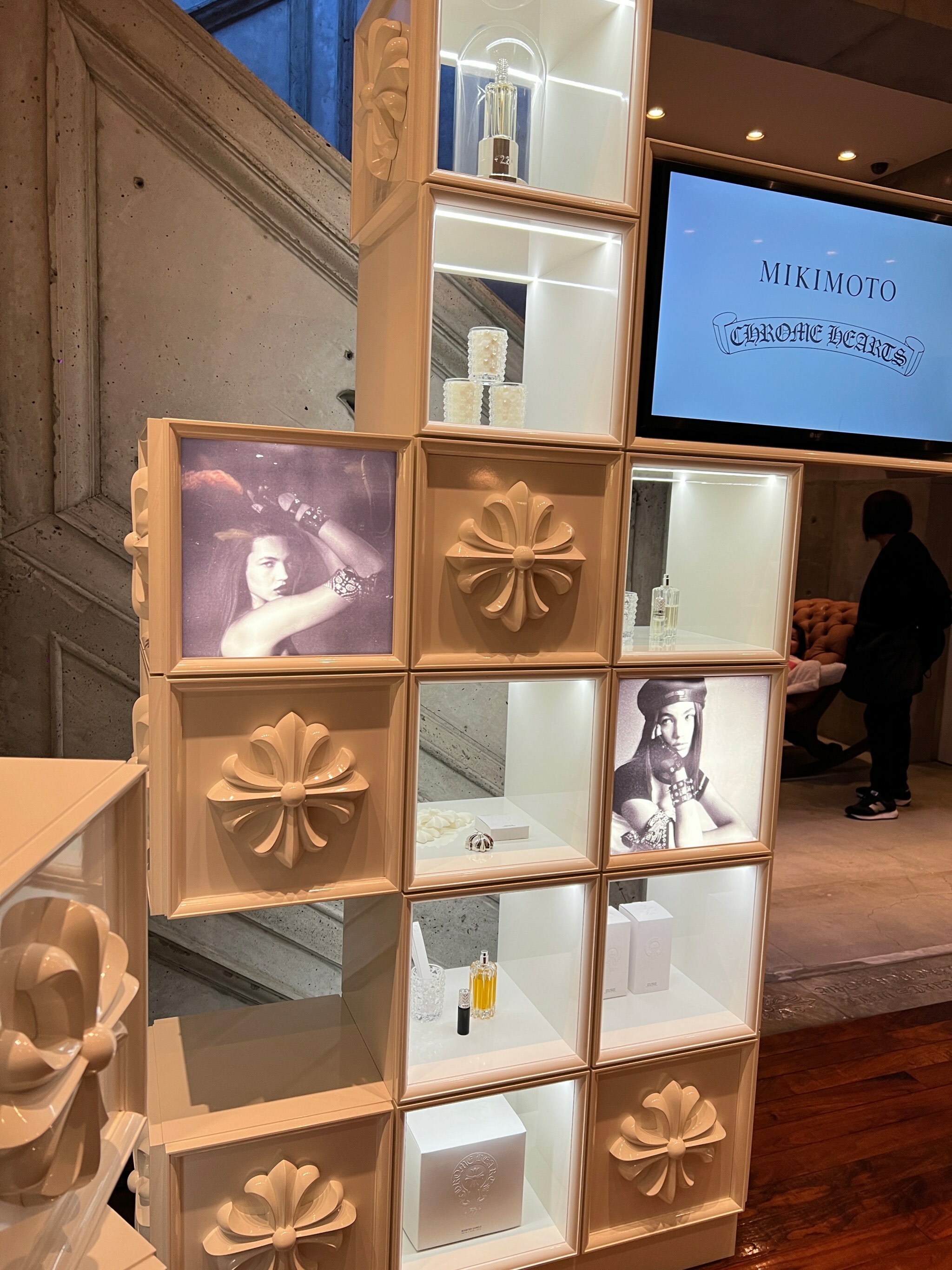 MIKIMOTO × Chrome Hearts 聯名展示櫃，融合十字花紋與珍珠元素。
