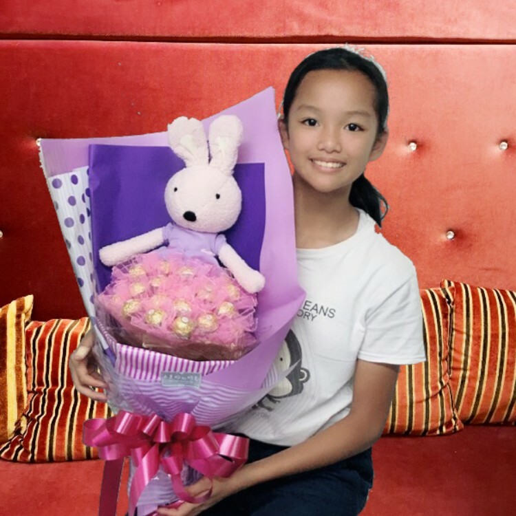 女孩拿著金莎兔子花束在紅色沙發,法國兔砂糖兔21朵33朵金莎花束,le sucre Rabbit 21 Flowers 33 Flowers Ferrero Rocher Bouquet