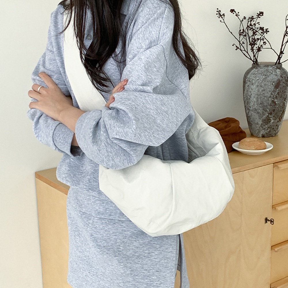 包包 斜背包 牛角包 餃子包 韓國包包 黑色包包 鬆弛感 休閒側背包 百搭包包 軟皮包包 大容量斜背包 生日禮物 798