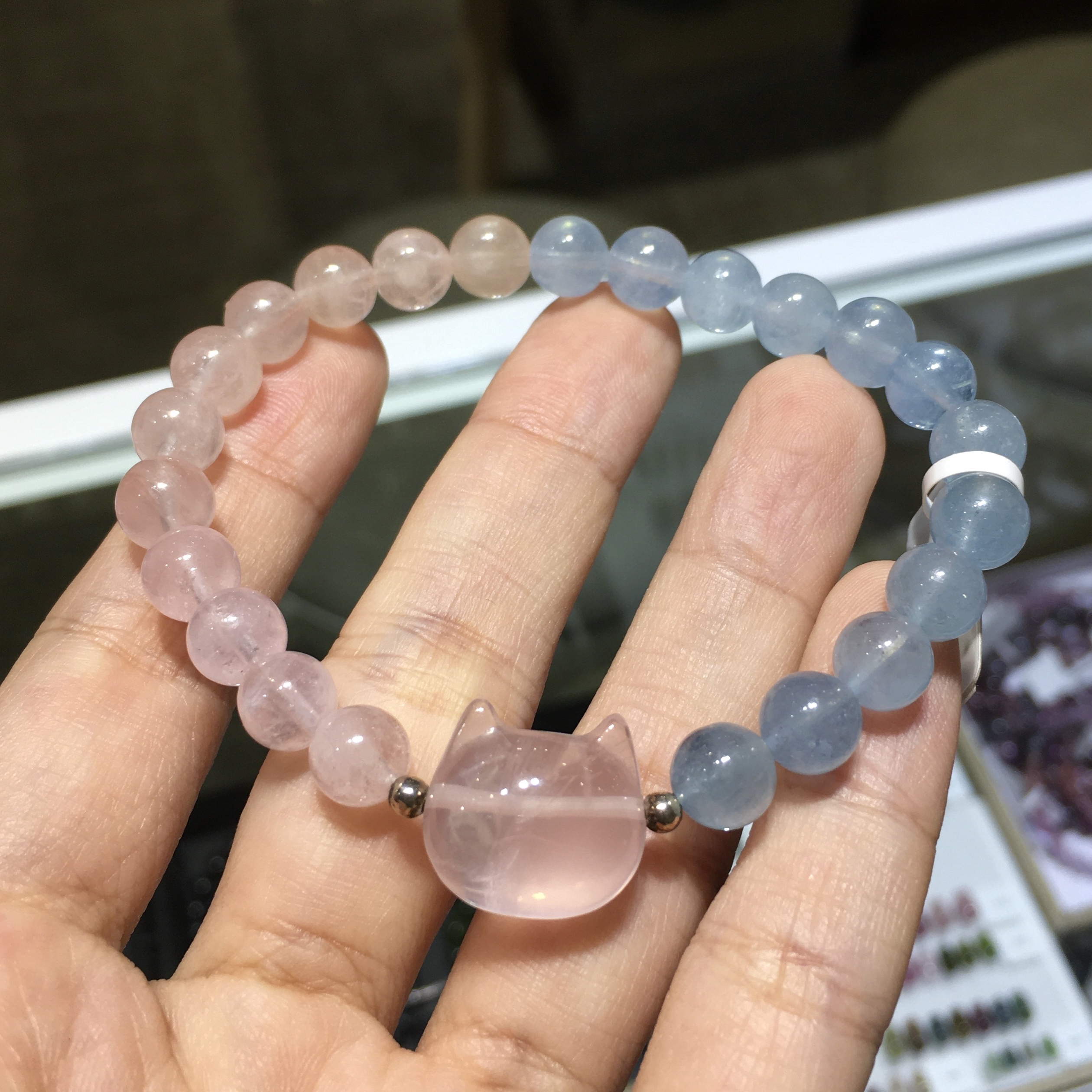 彩摩根石手串 7.5mm 配粉晶小貓