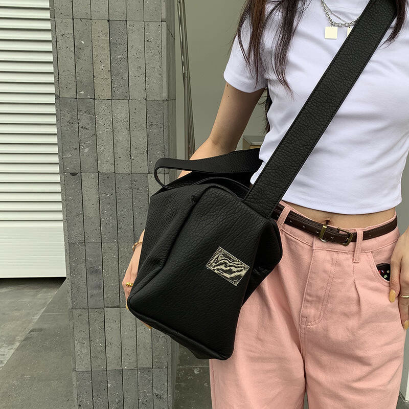 包包 斜背包 肩背包 大包包 素色包包 白色包包 單肩大包 荔枝紋包包 寬肩帶包包 健身包 托特包 旅行包 禮物 688