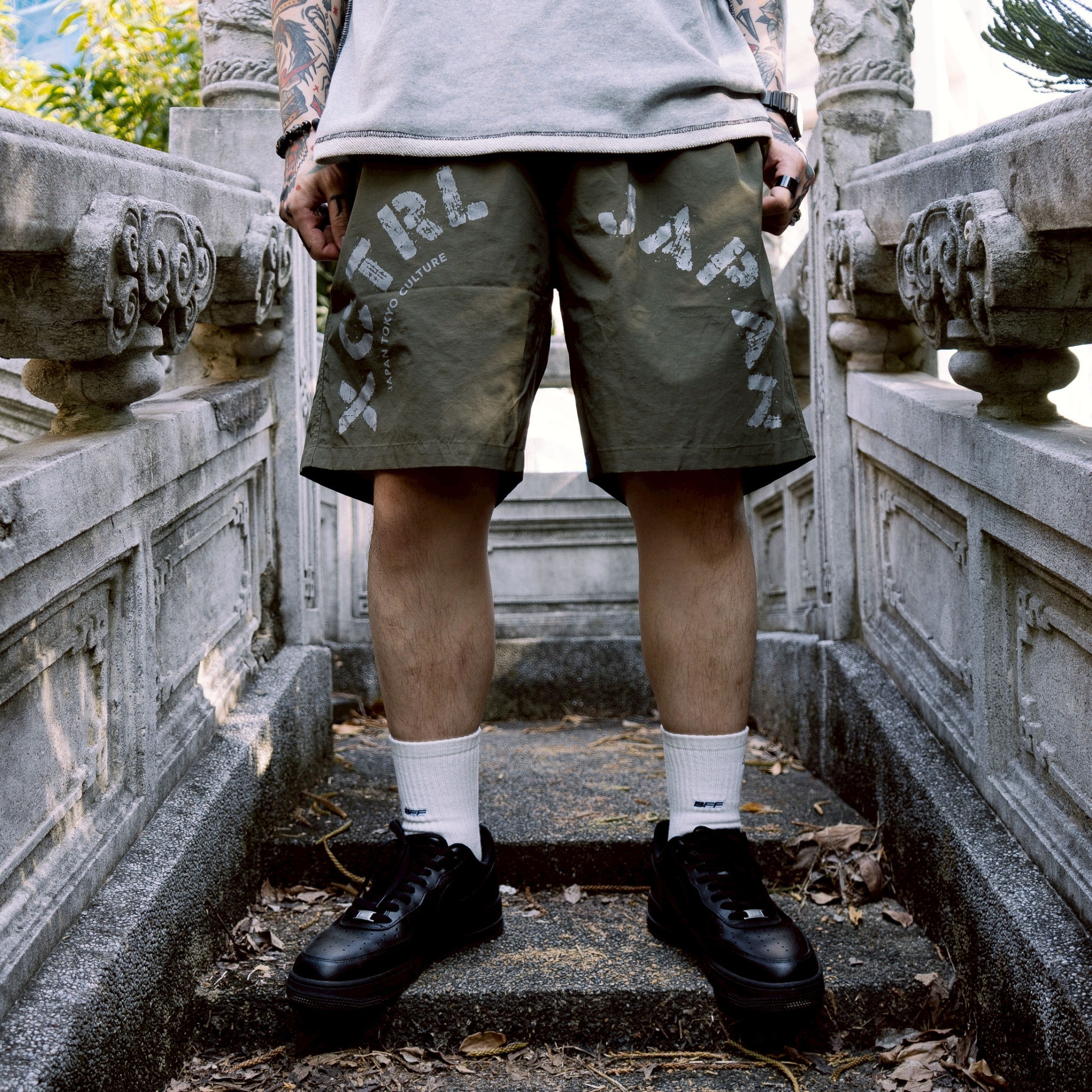 XCTRL 塗鴉字弧形尼龍短褲-綠