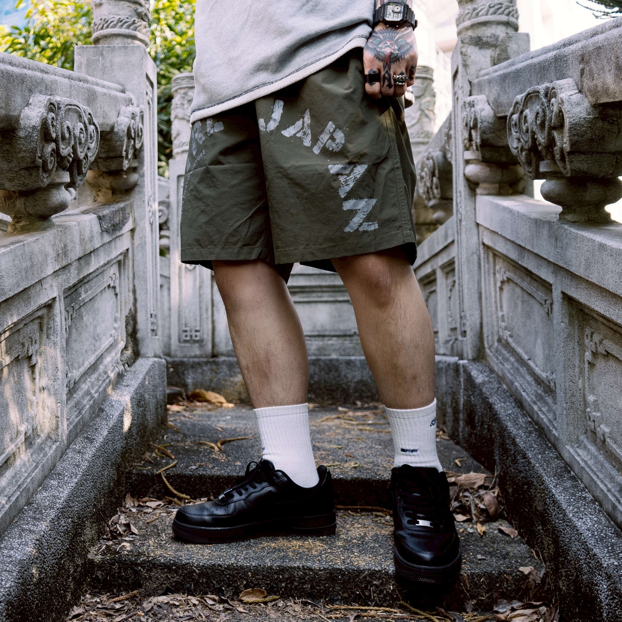 XCTRL 塗鴉字弧形尼龍短褲-綠