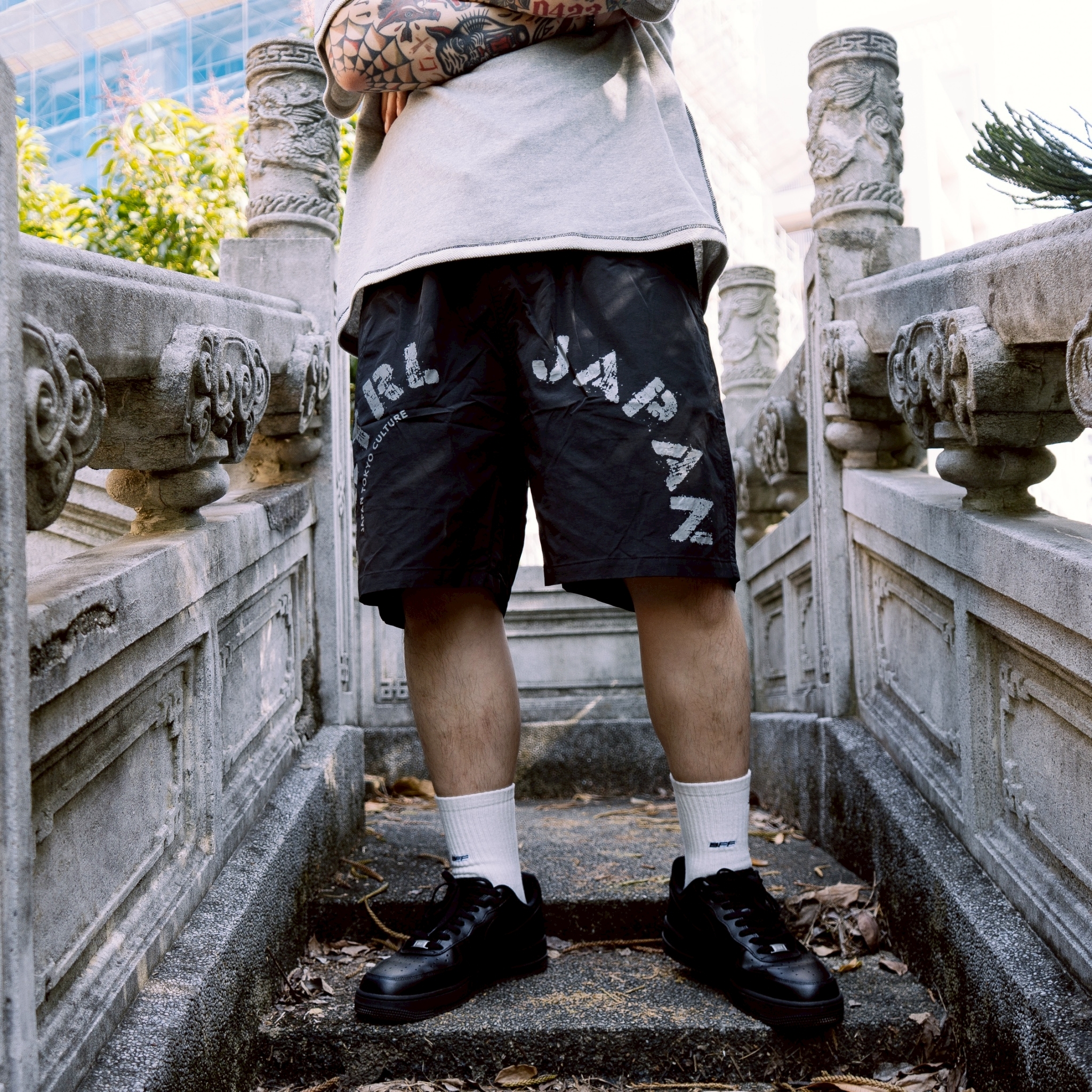 XCTRL 塗鴉字弧形尼龍短褲-黑
