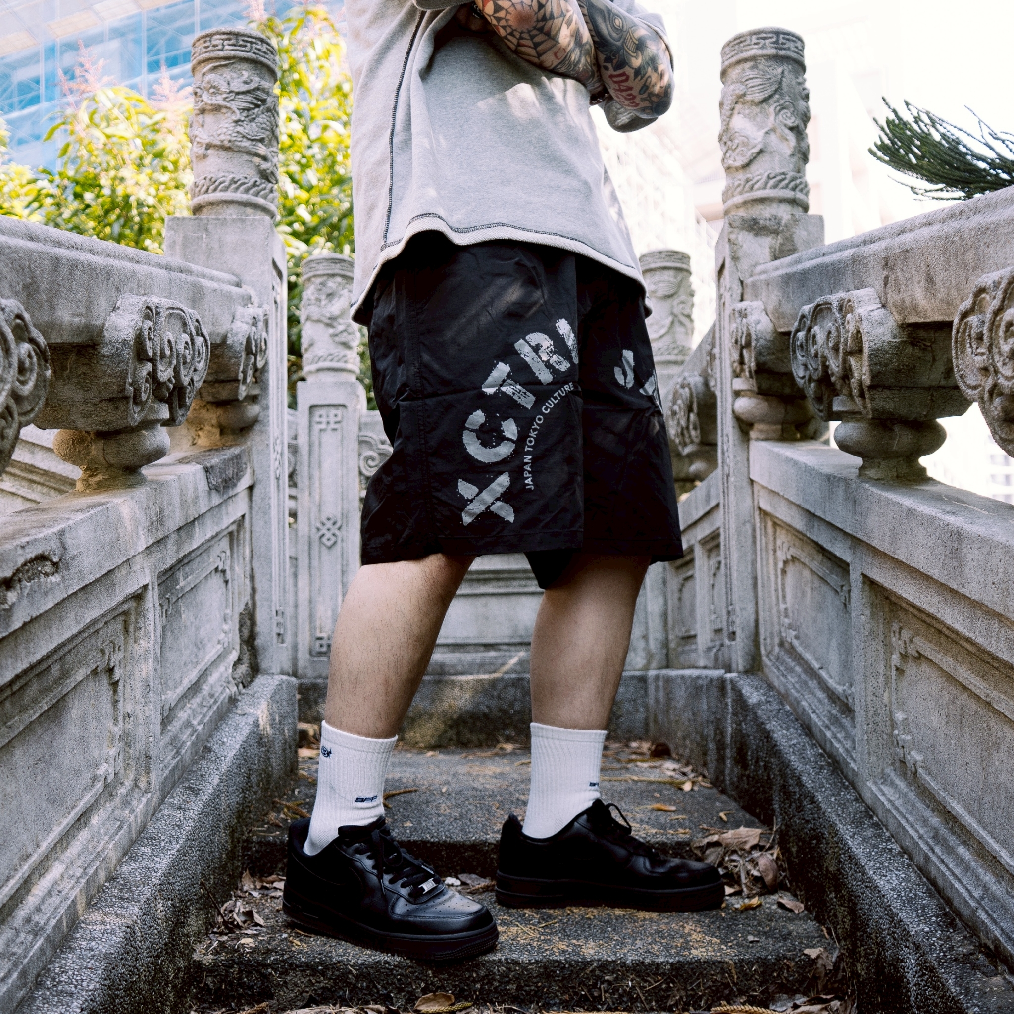 XCTRL 塗鴉字弧形尼龍短褲-黑