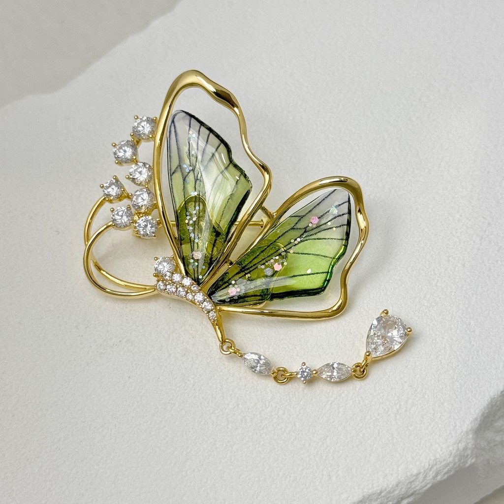 曦蝶馭流光胸針