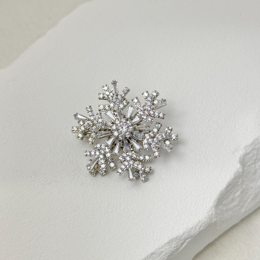雪綻凝霜華胸針