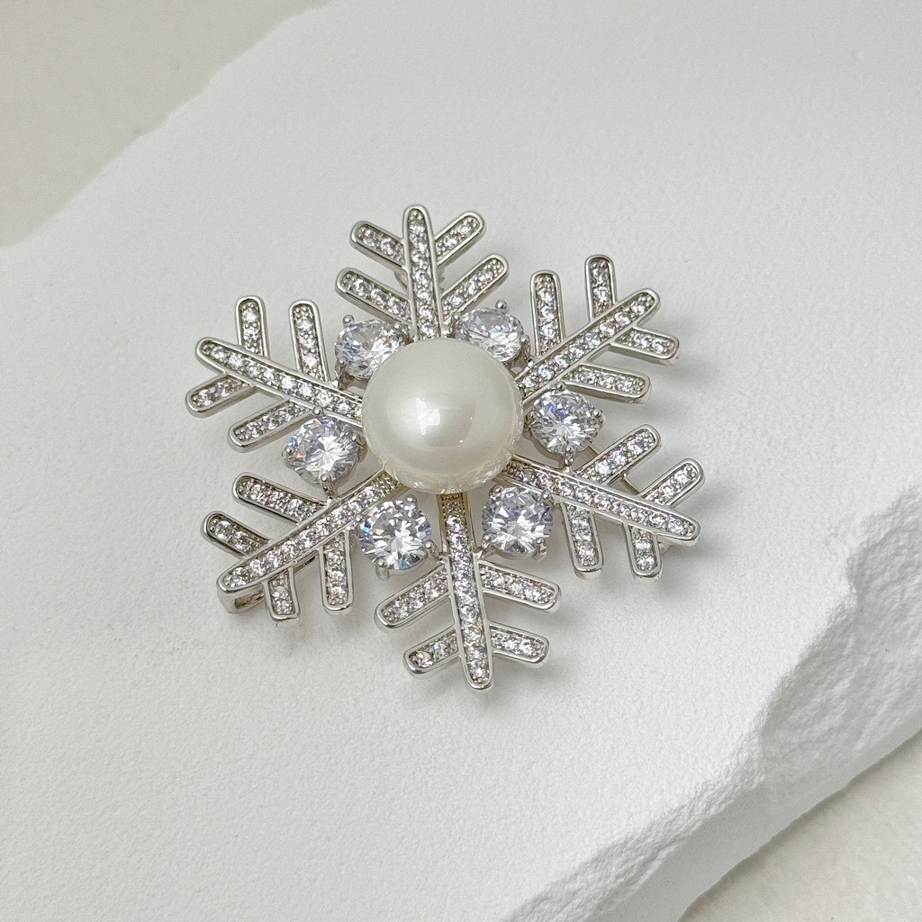 月珠耀寒霜胸針