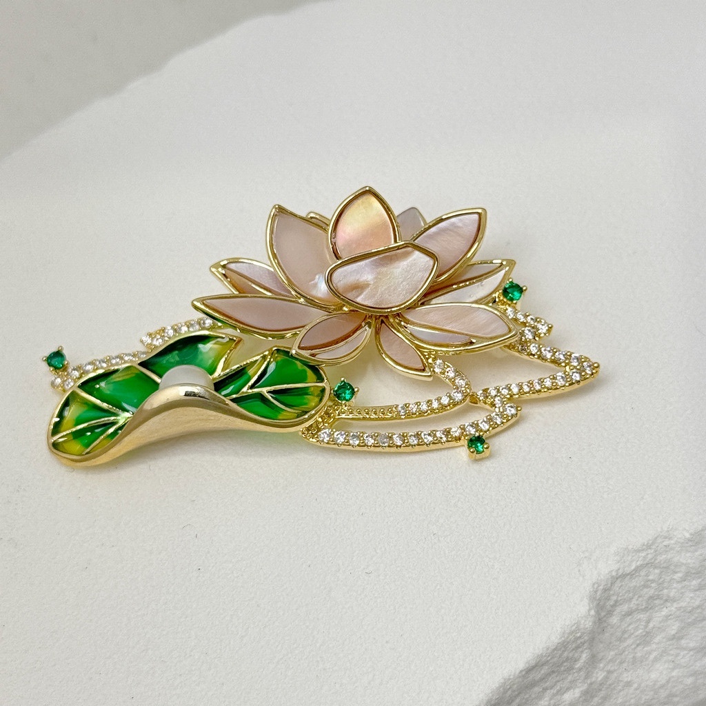 綠水映蓮華胸針