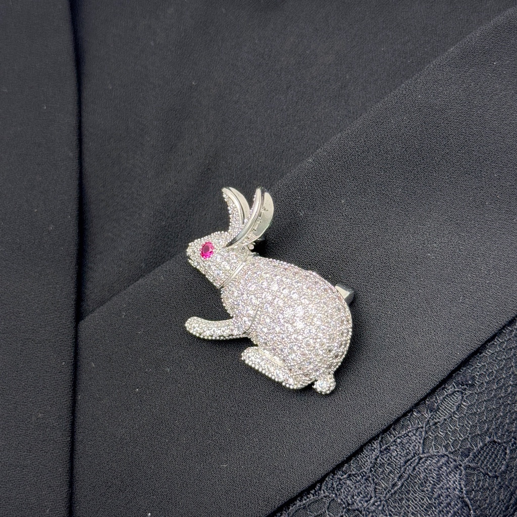 星兔綴銀霜胸針