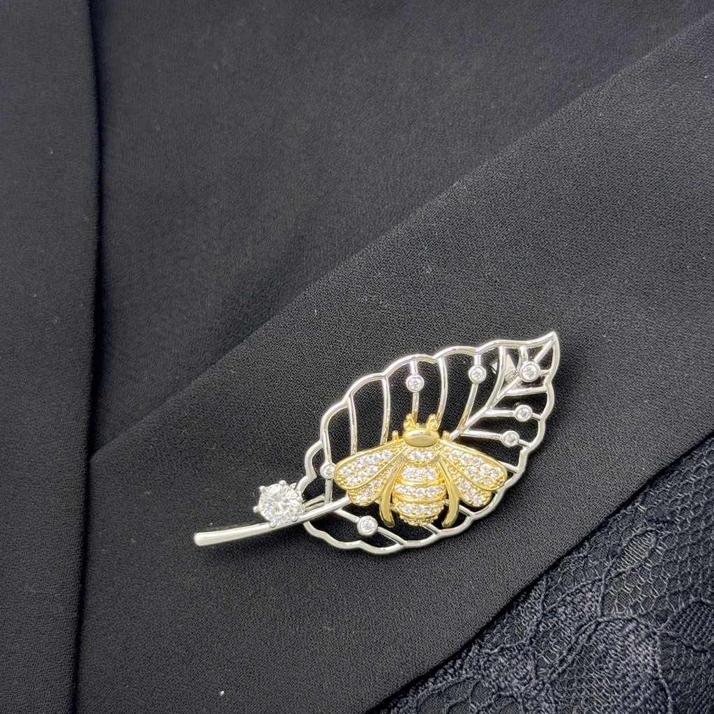 金蜂戀葉間胸針