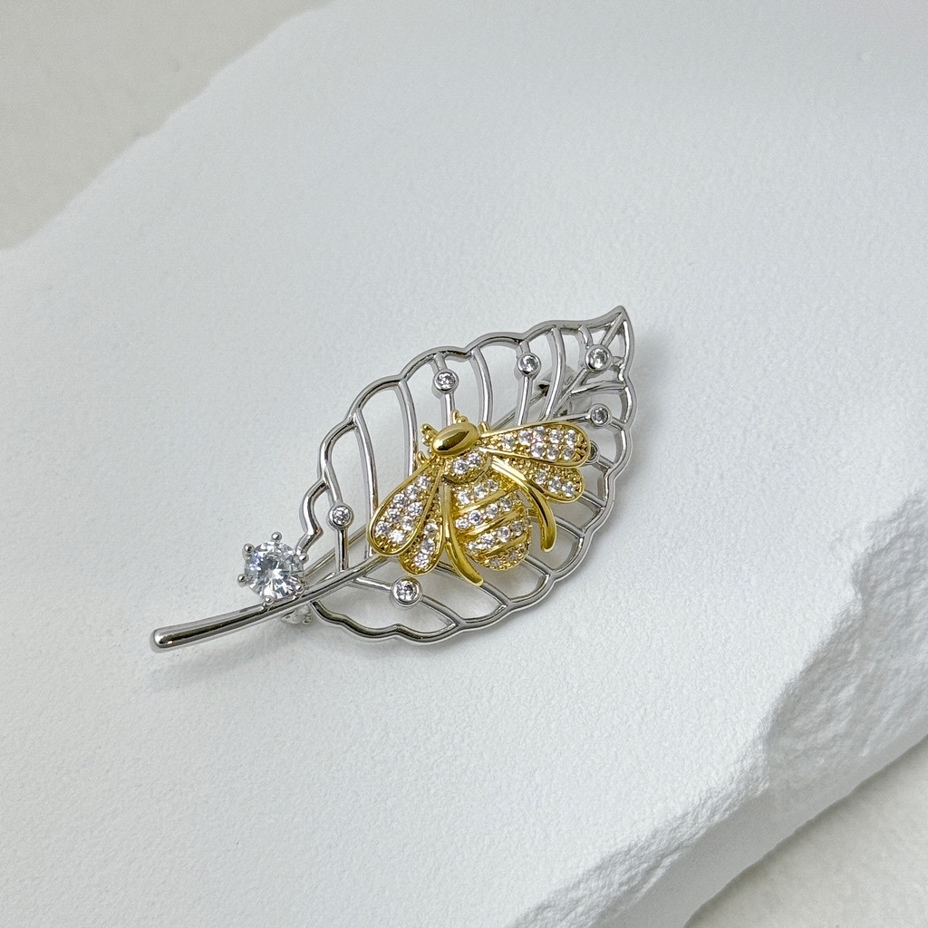 金蜂戀葉間胸針
