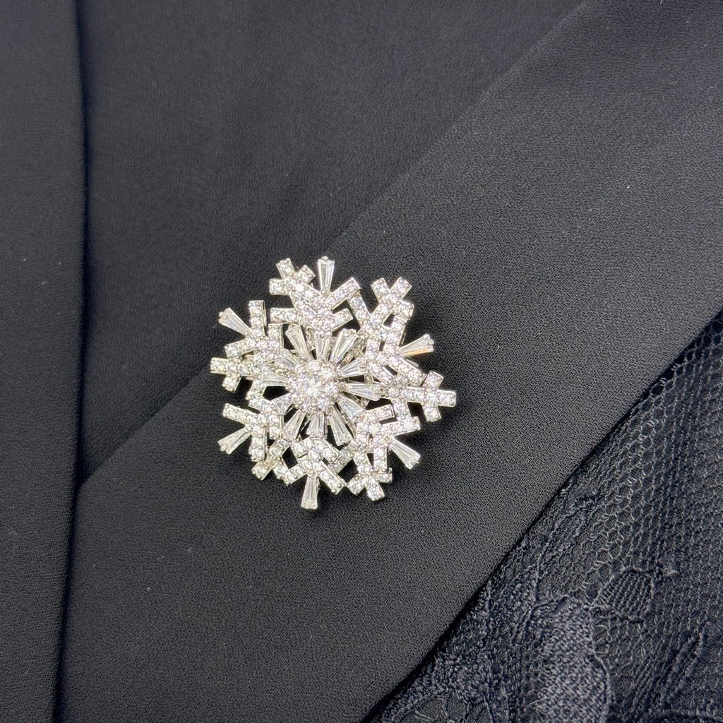雪綻凝霜華胸針