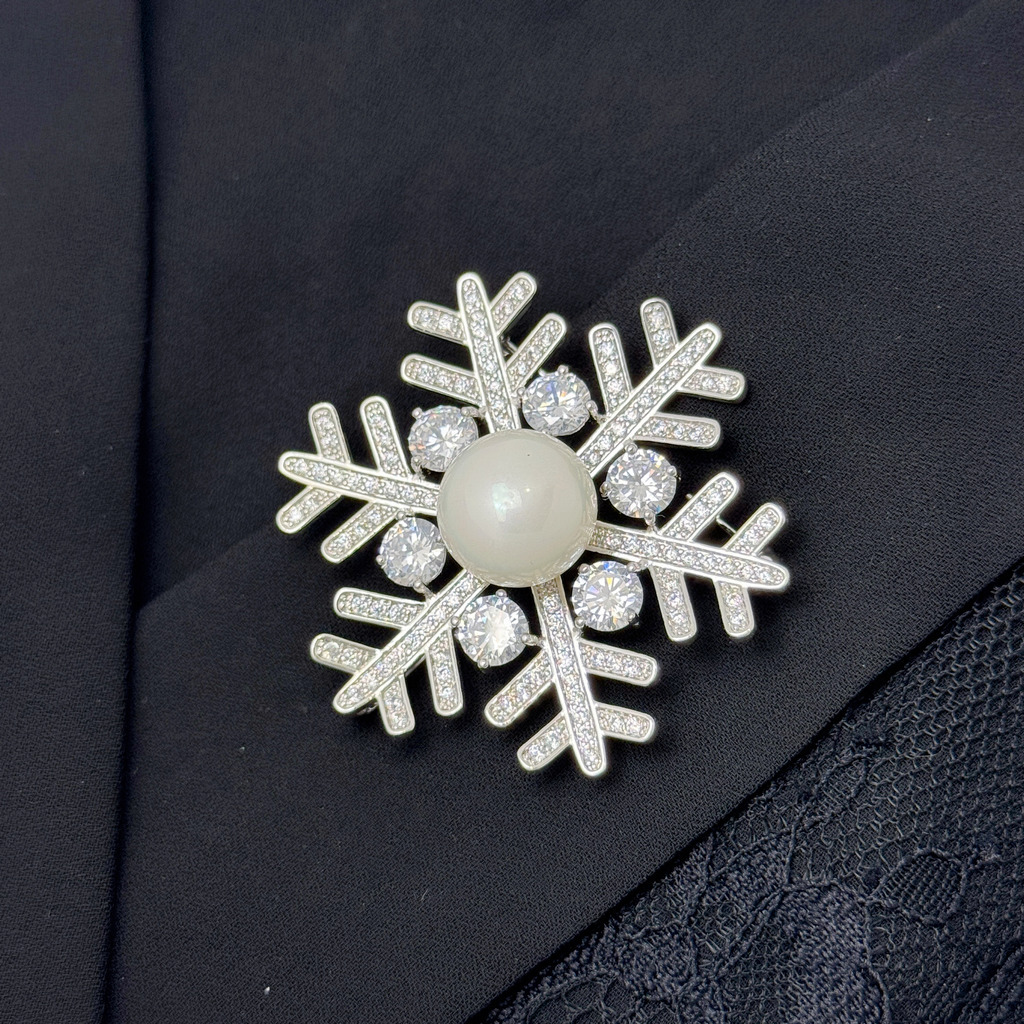 月珠耀寒霜胸針
