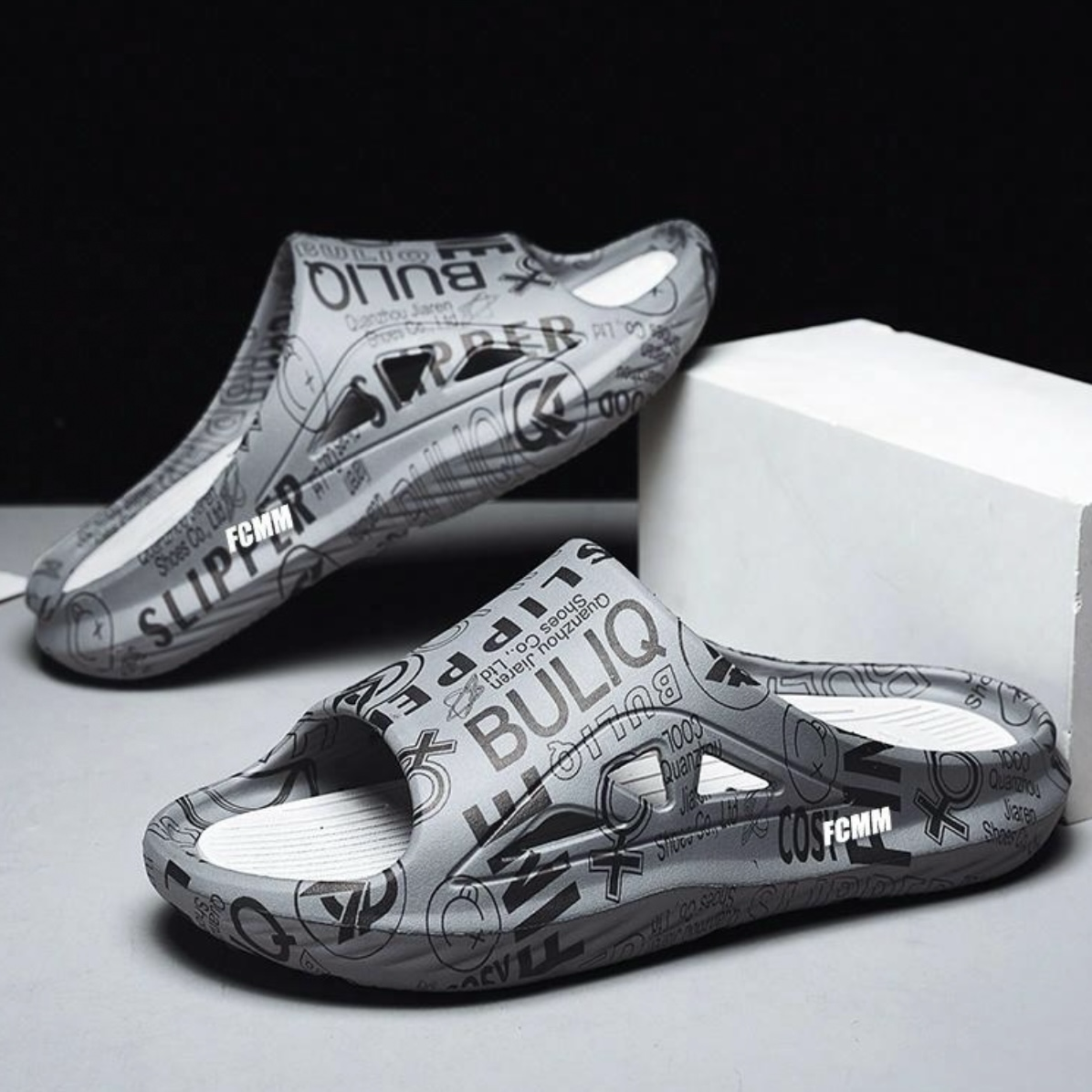 韓國 FCMM EVA 字母塗鴉迷彩 摟空洞洞排水 防水 平底拖鞋 踩屎感