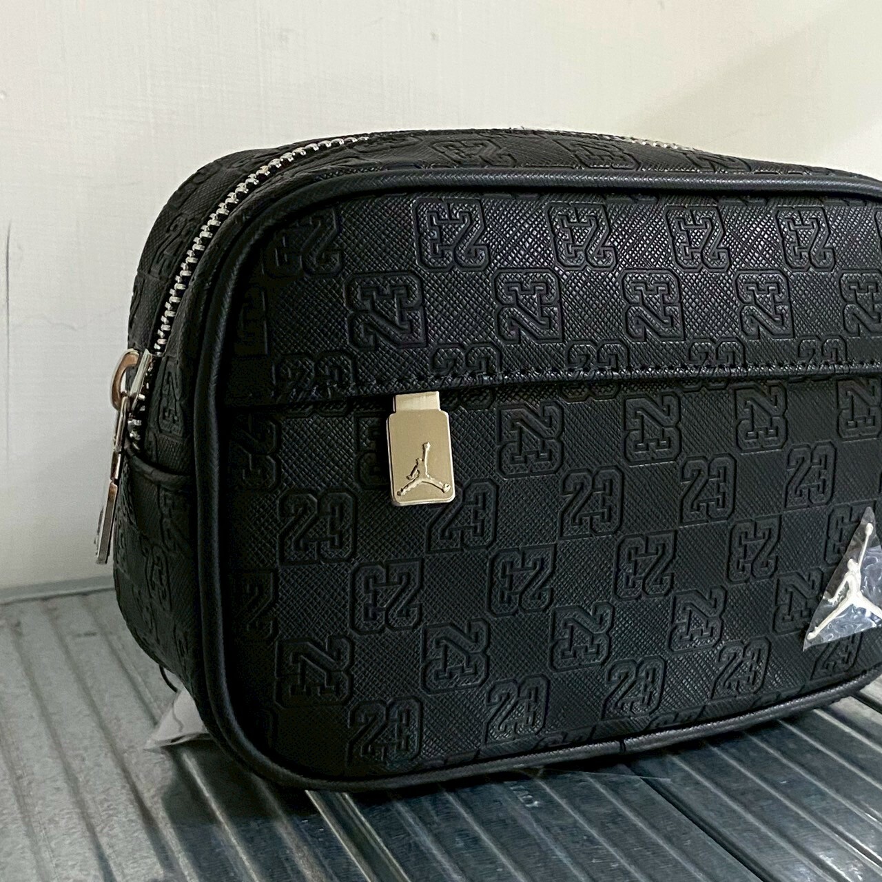 Nike 肩背包 Jordan Monogram 黑 銀 可調背帶 斜背包 隨行包 小包 包包 JD2523018AD-001