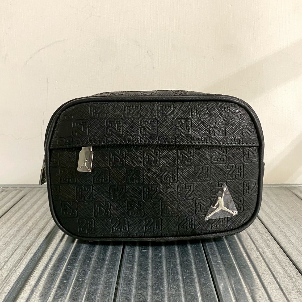 Nike 肩背包 Jordan Monogram 黑 銀 可調背帶 斜背包 隨行包 小包 包包 JD2523018AD-001