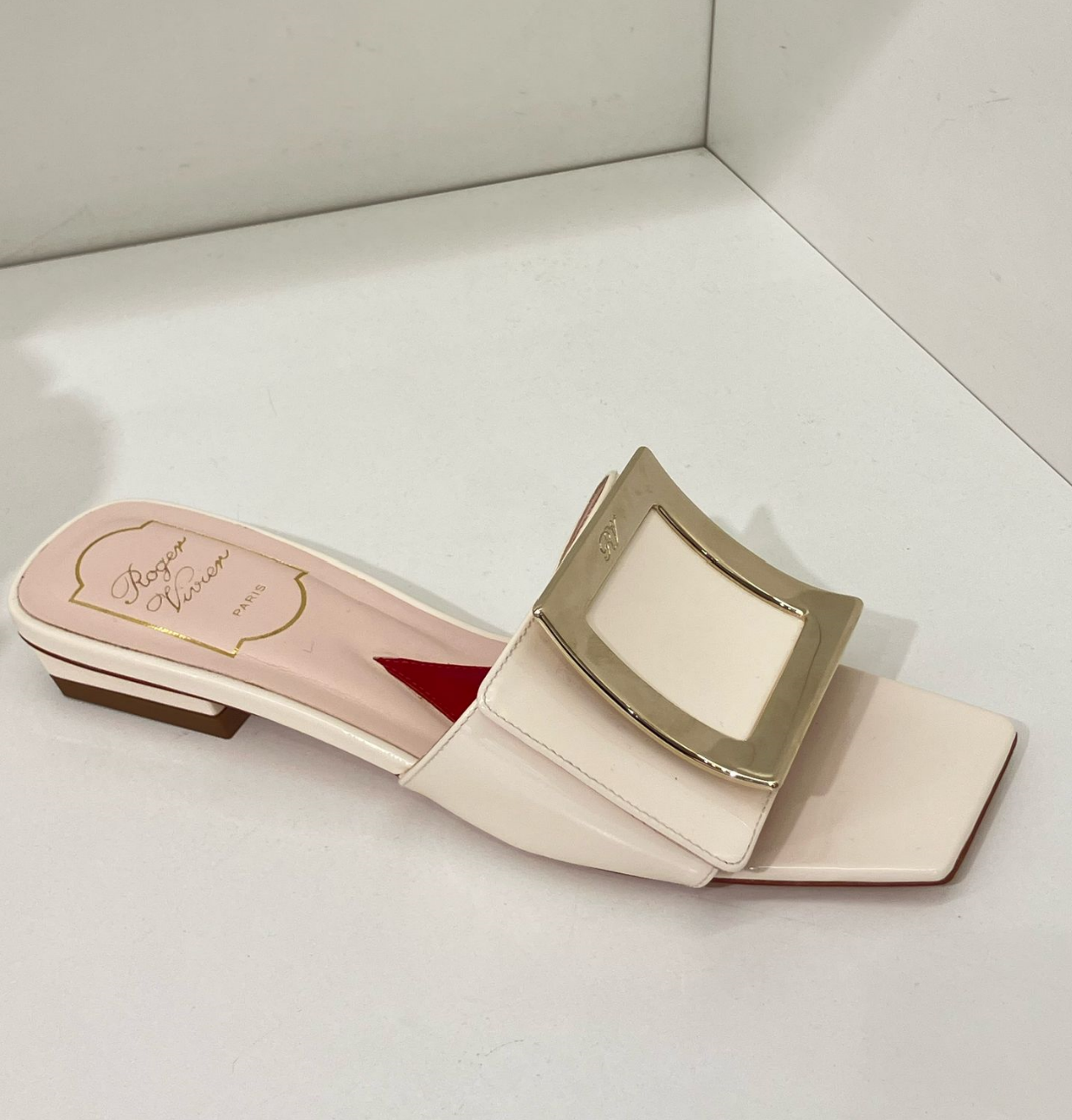 Roger Vivier RV Trompette Mules in patent leather flat off white