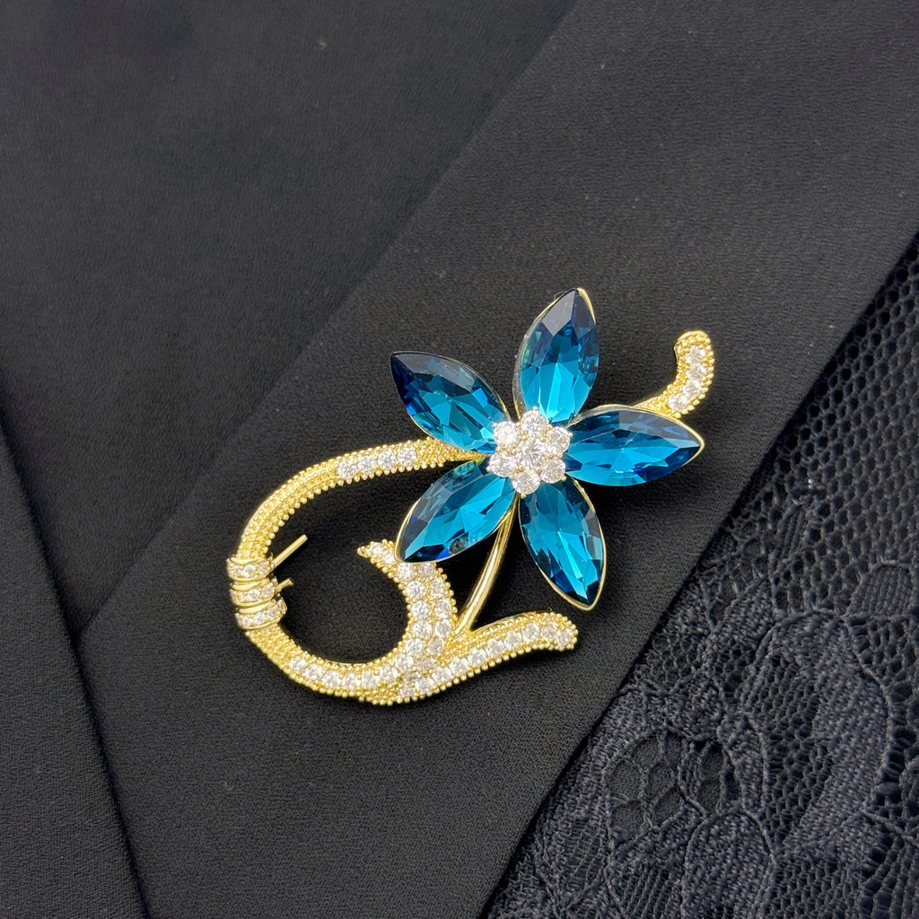 藍晶花戀胸針