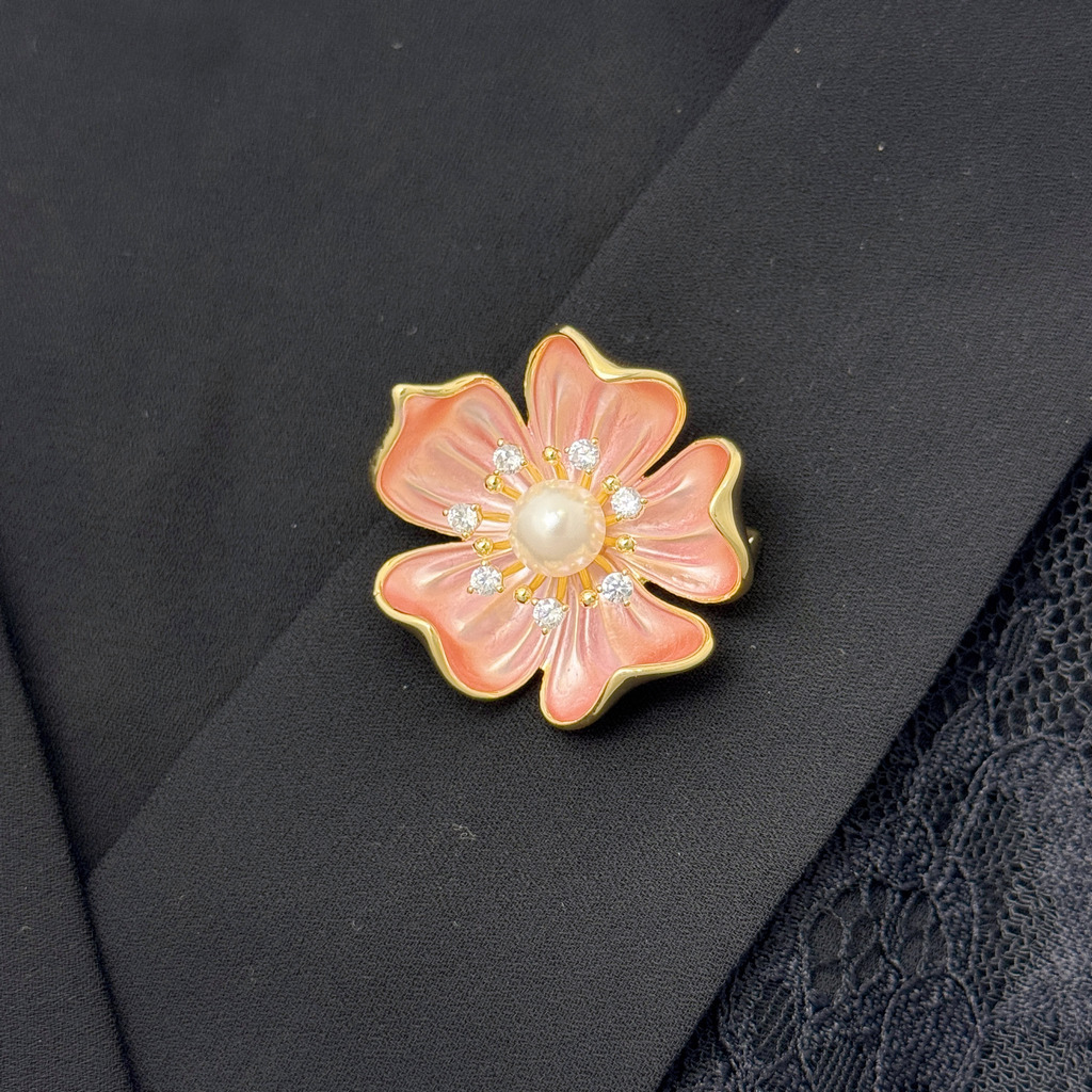 粉白貝花胸針
