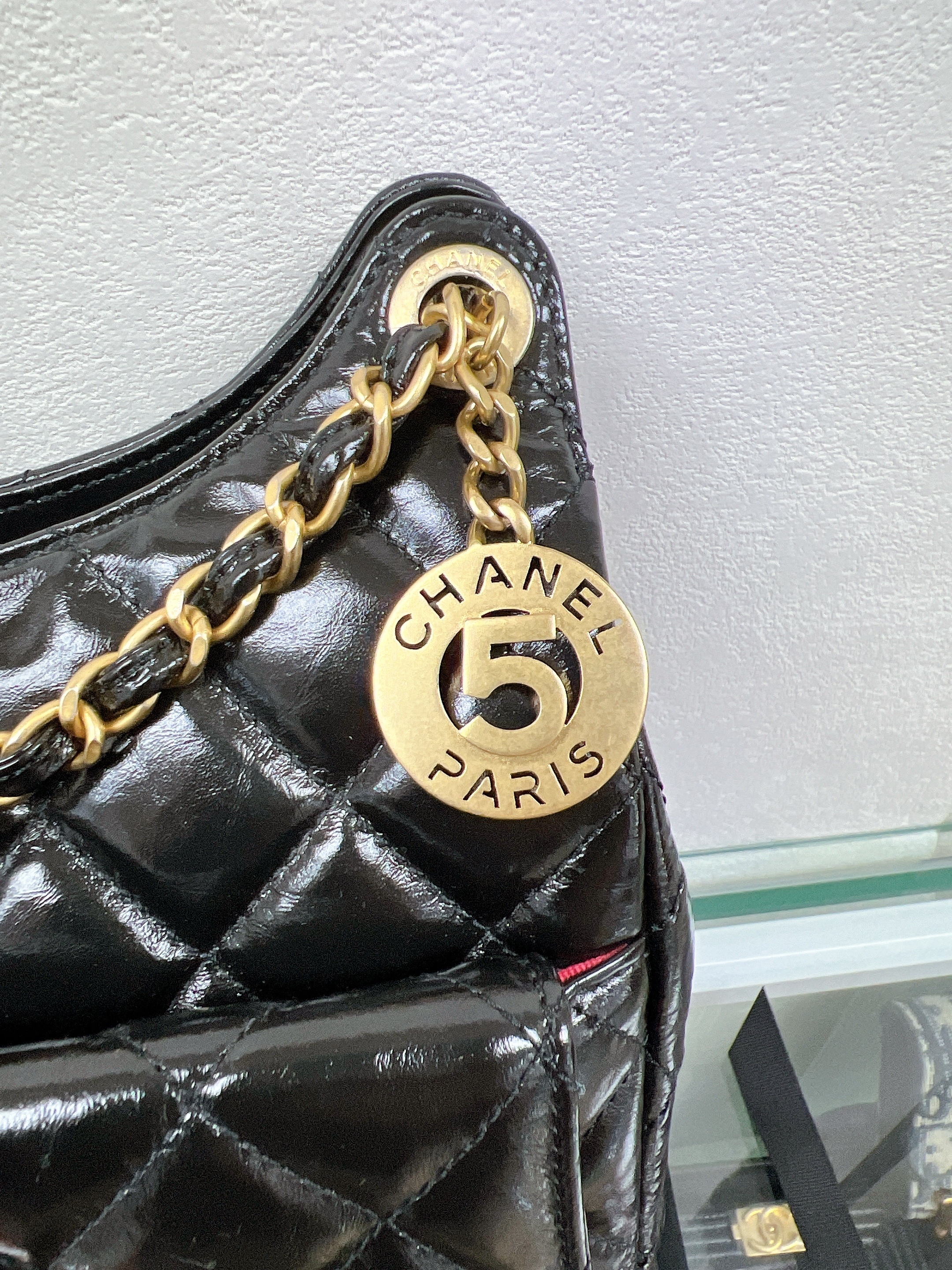 Chanel wavy hobo medium (black GHW) 天貓精靈