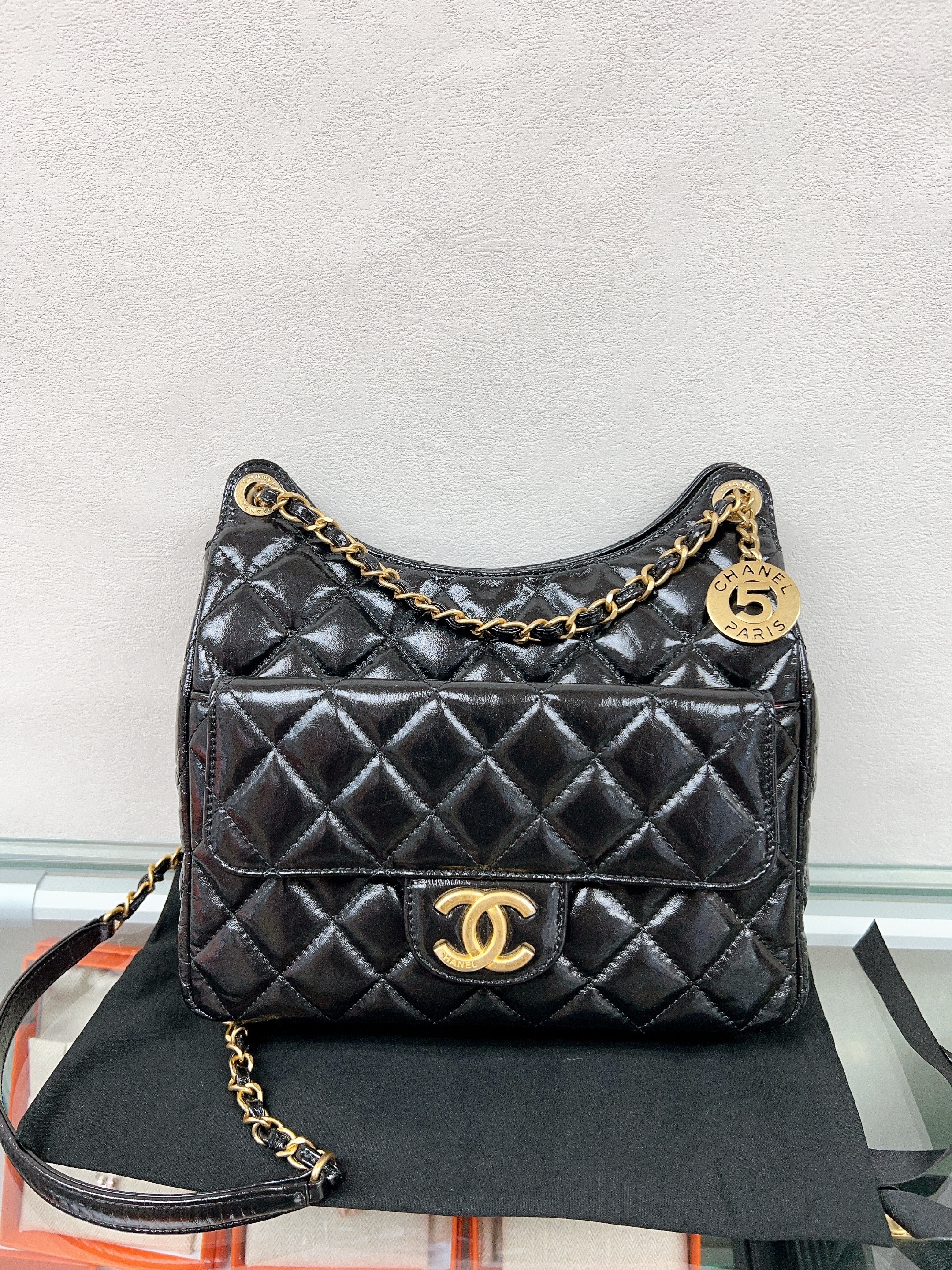 Chanel wavy hobo medium (black GHW) 天貓精靈