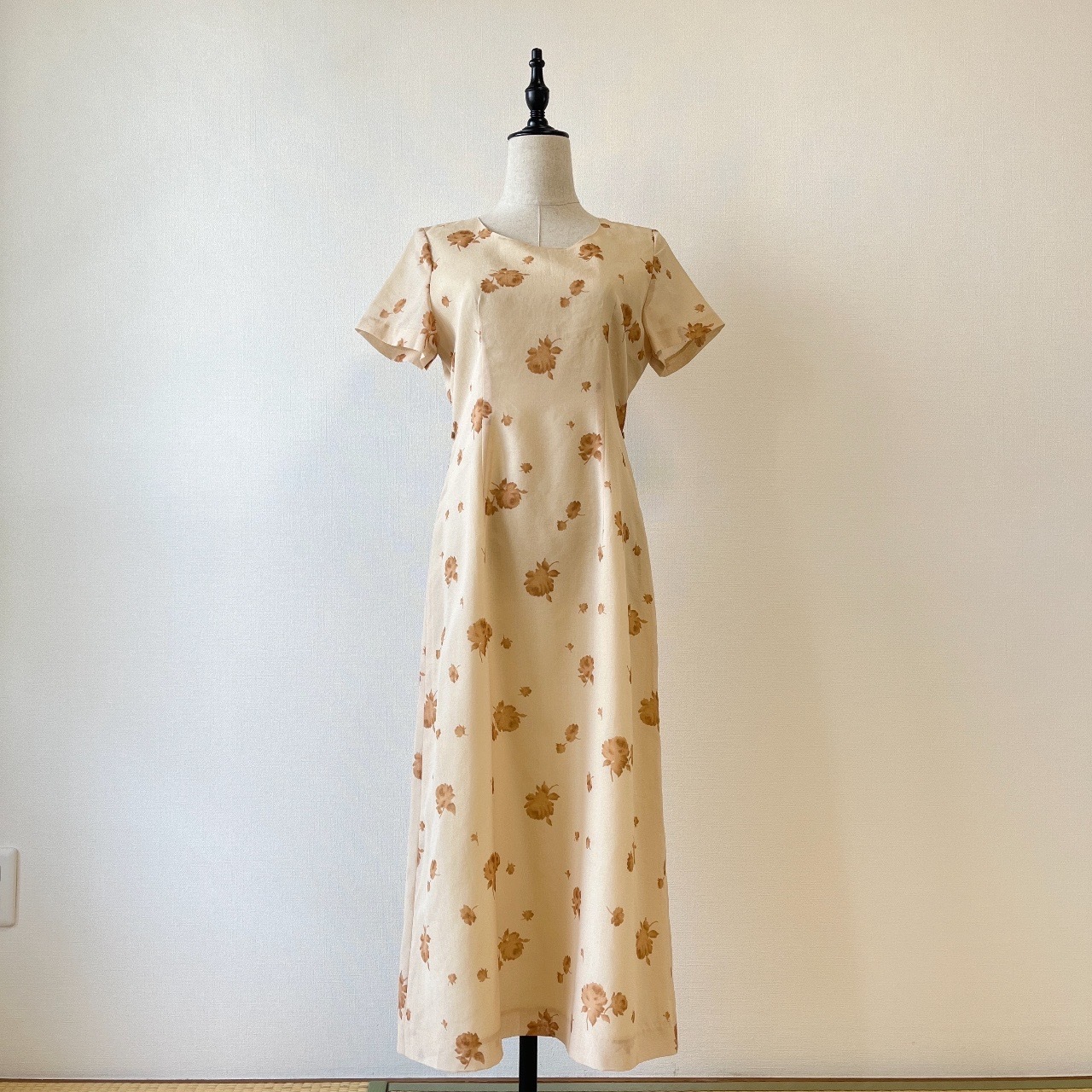 米色葉紋圖案短袖連身裙