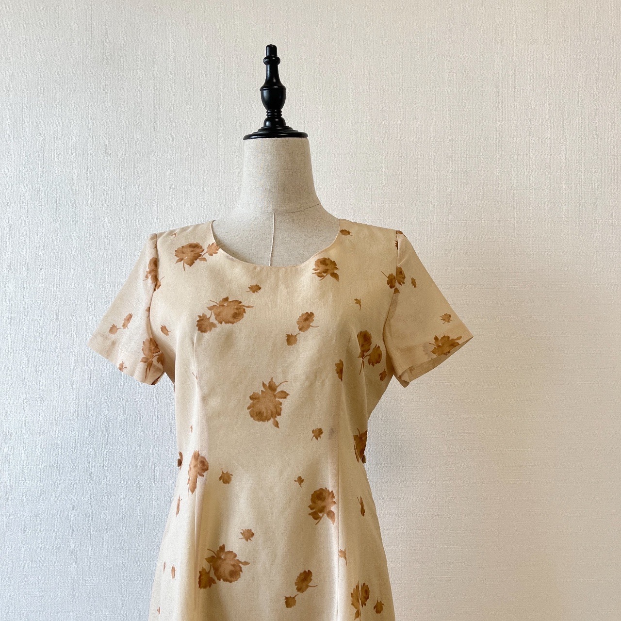 米色葉紋圖案短袖連身裙