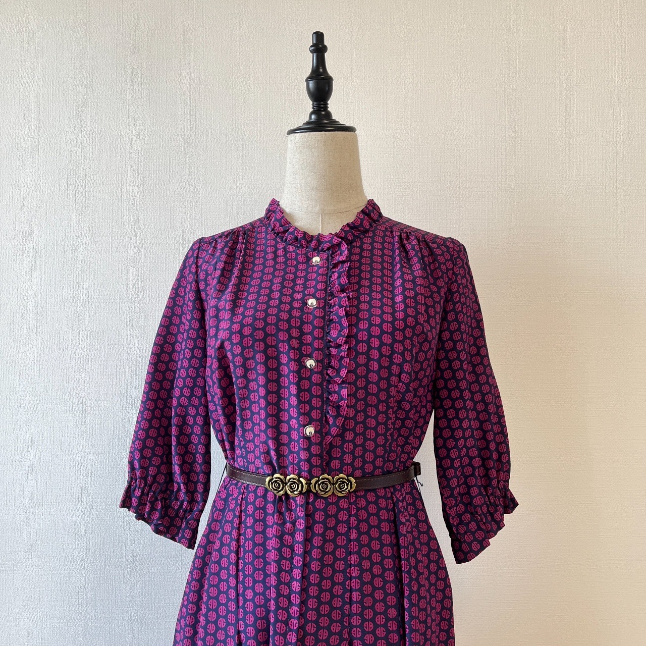 桃紅色圖案中袖連身裙