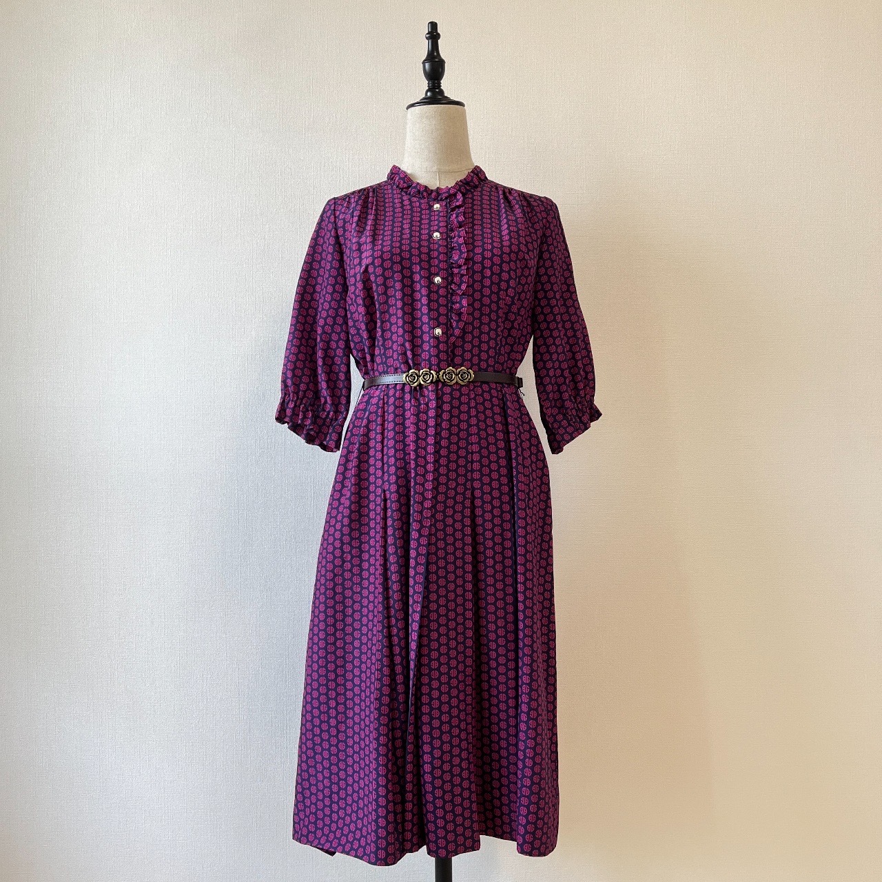 桃紅色圖案中袖連身裙