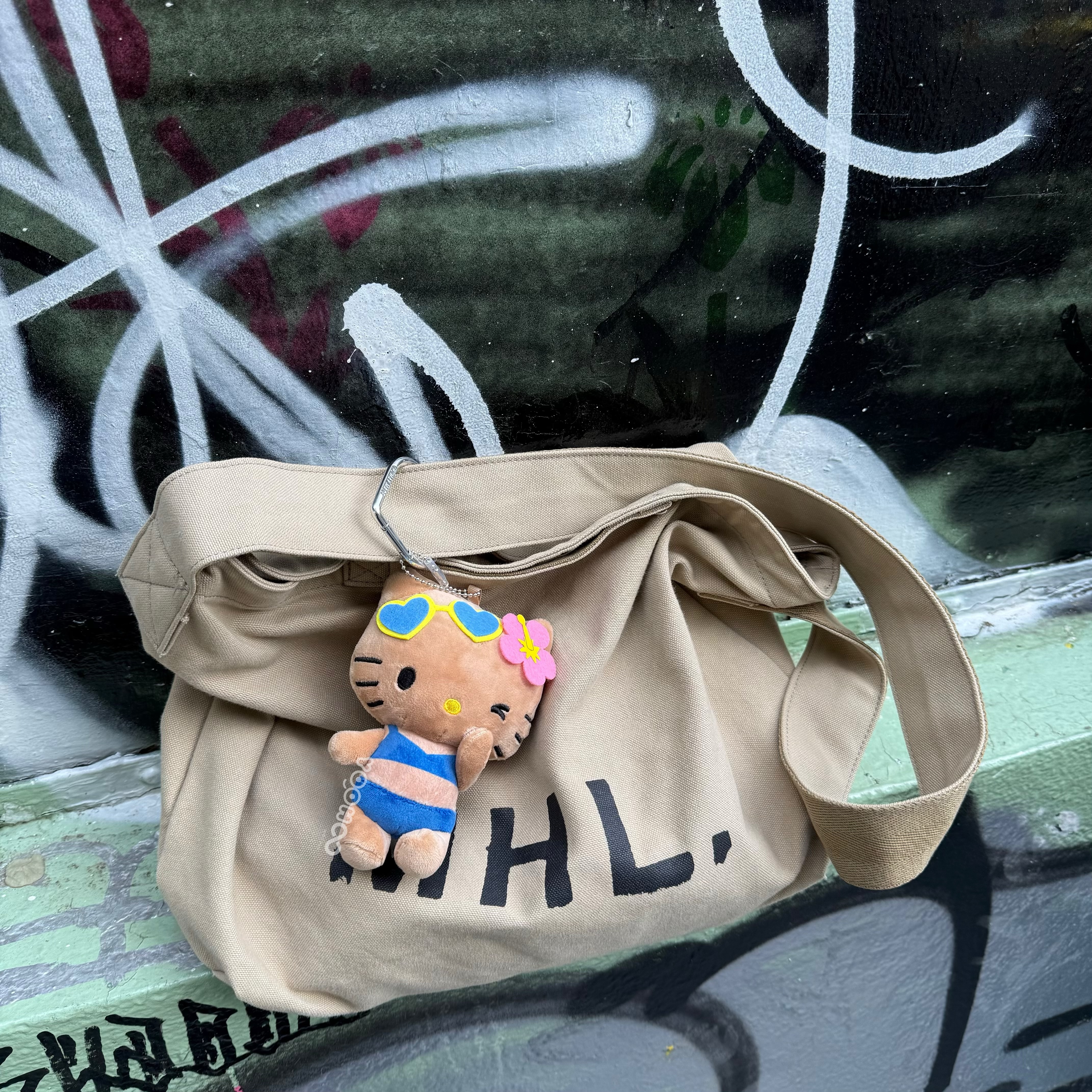 現貨┃日本 夏季慶典 KITTY 小麥色 曬黑 銀色 黑皮 黑色 吊飾