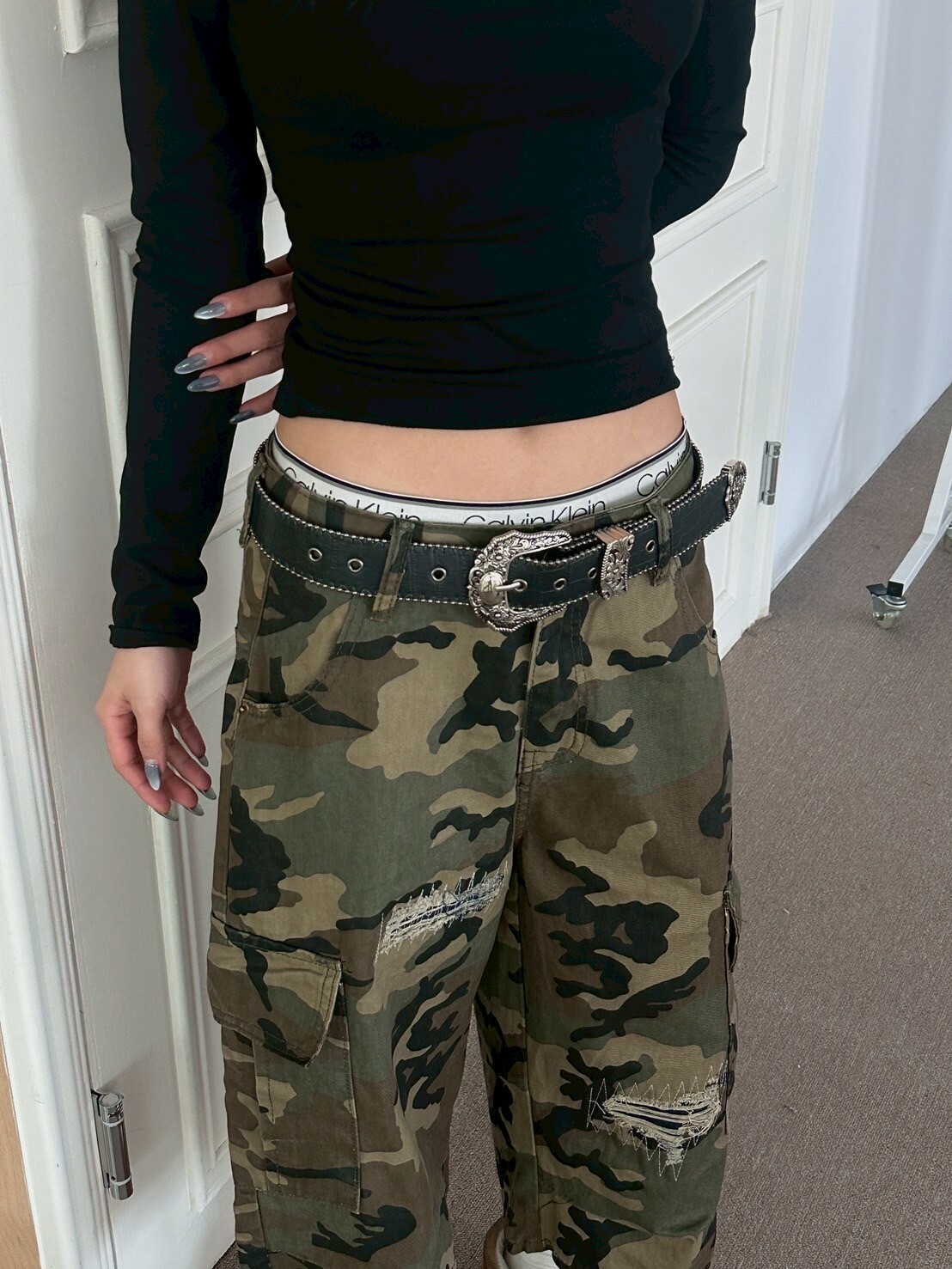 重工復古雕花鱷魚紋皮帶