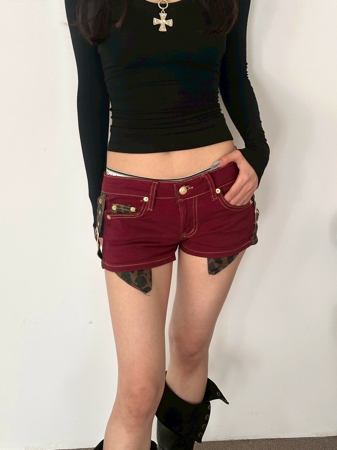 like JENNIE🌶️ 紅色豹紋拼接低腰短熱褲