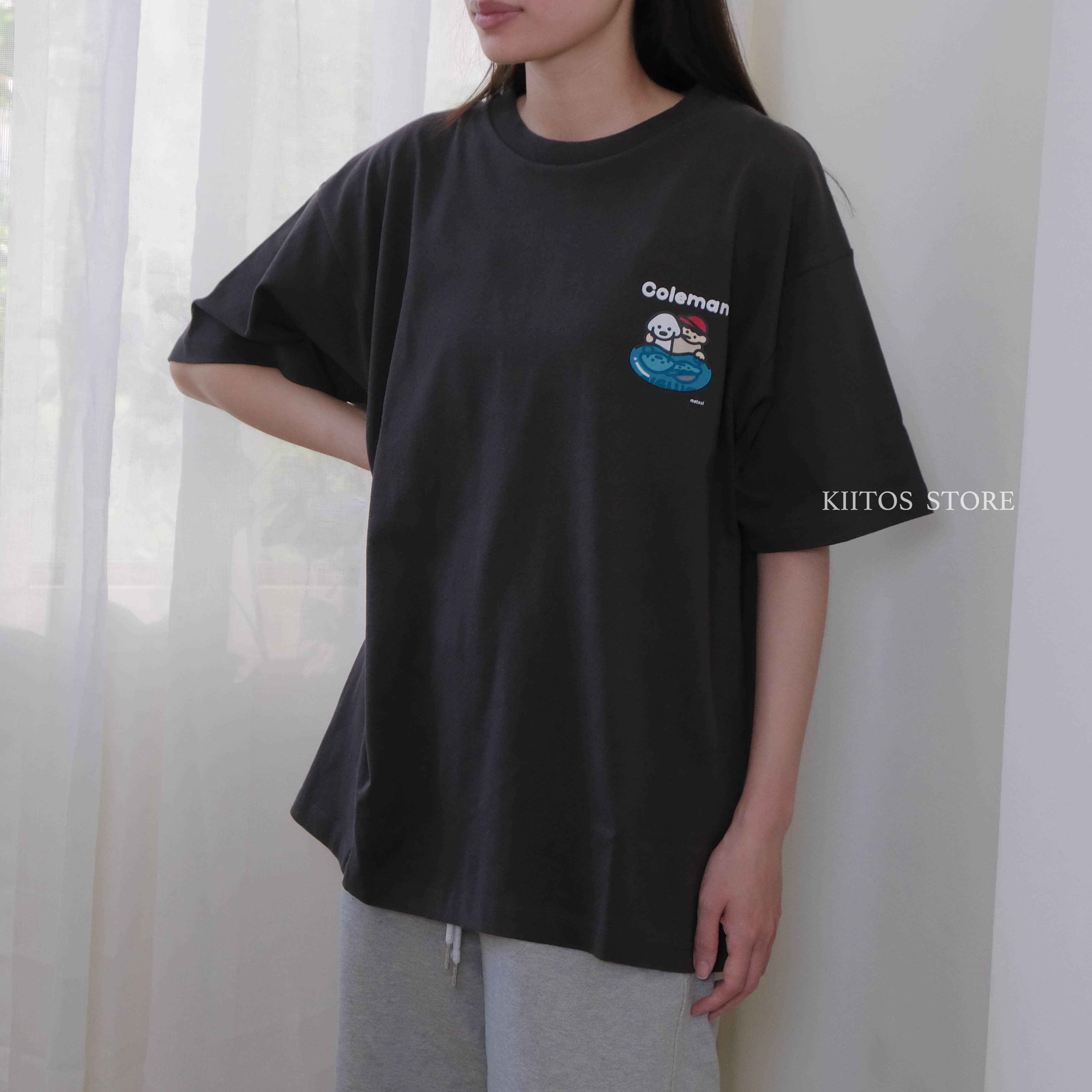 【現貨】Coleman × matsui × FREAK'S STORE 三方聯名 2025新款 狗狗 湖邊 露營 雙面印花 圓領 短袖 T-shirt
