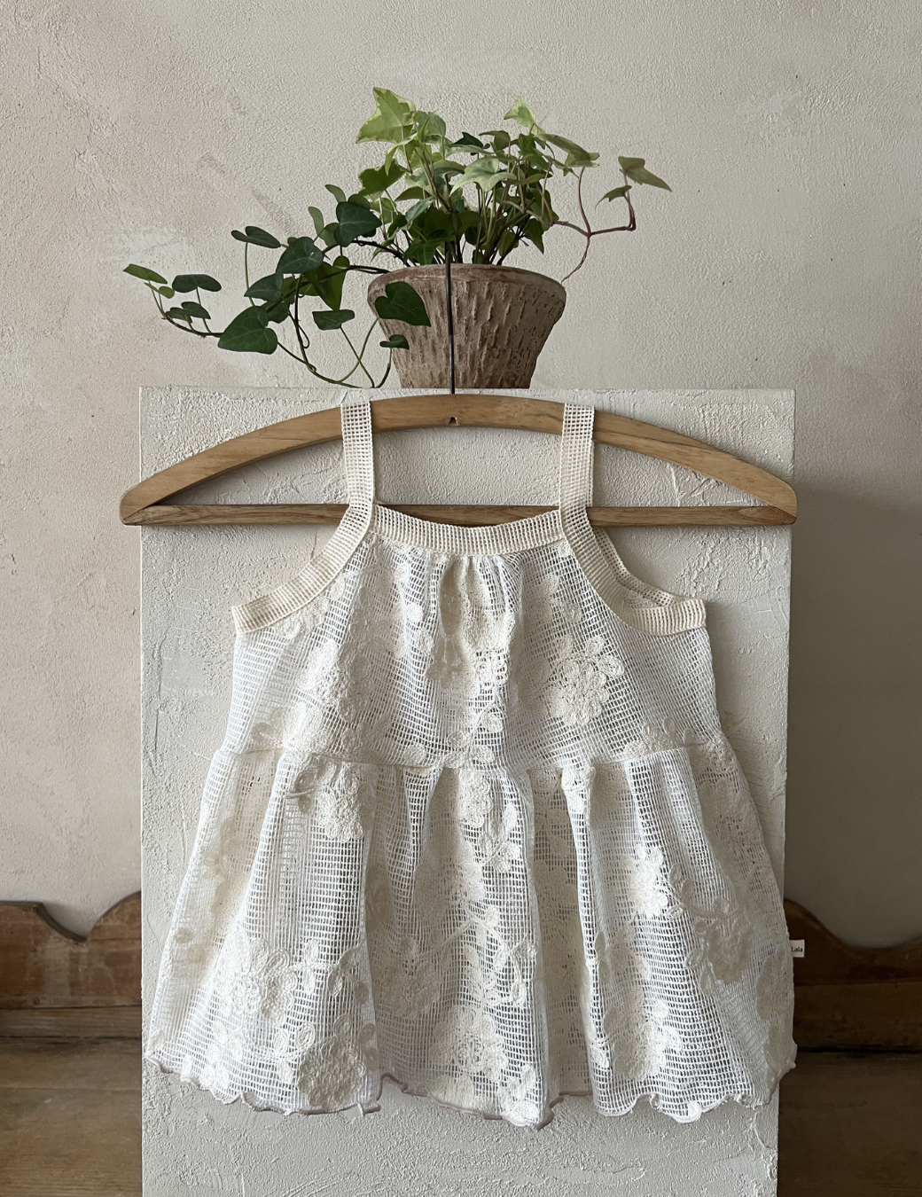 浪漫花朵刺繡細肩洋裝