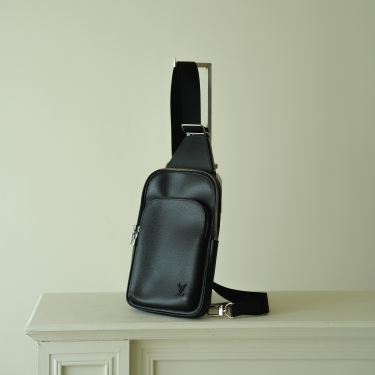 (AG37)LV 黑色男款胸包